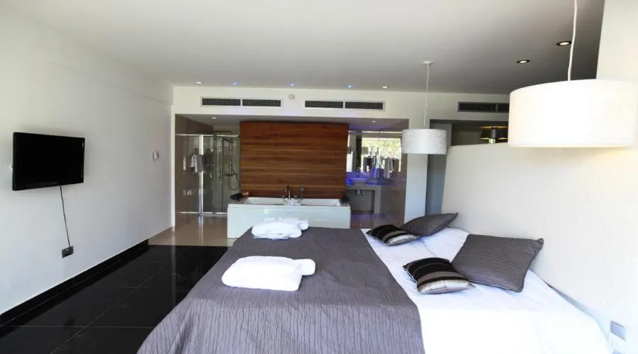 Bed in Dome Beach Marina Hotel & Resort