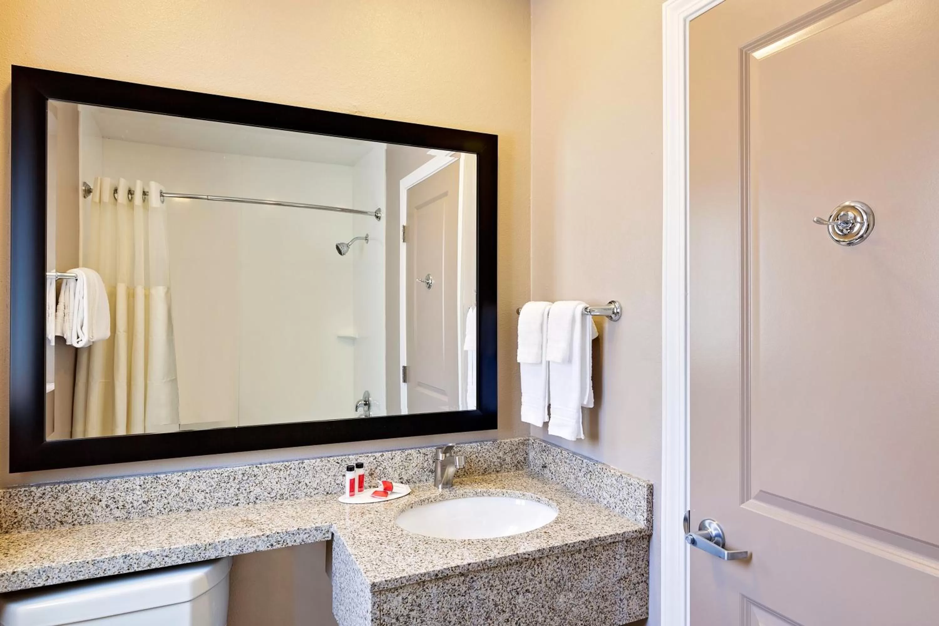 Bathroom in Travelodge by Wyndham Eureka