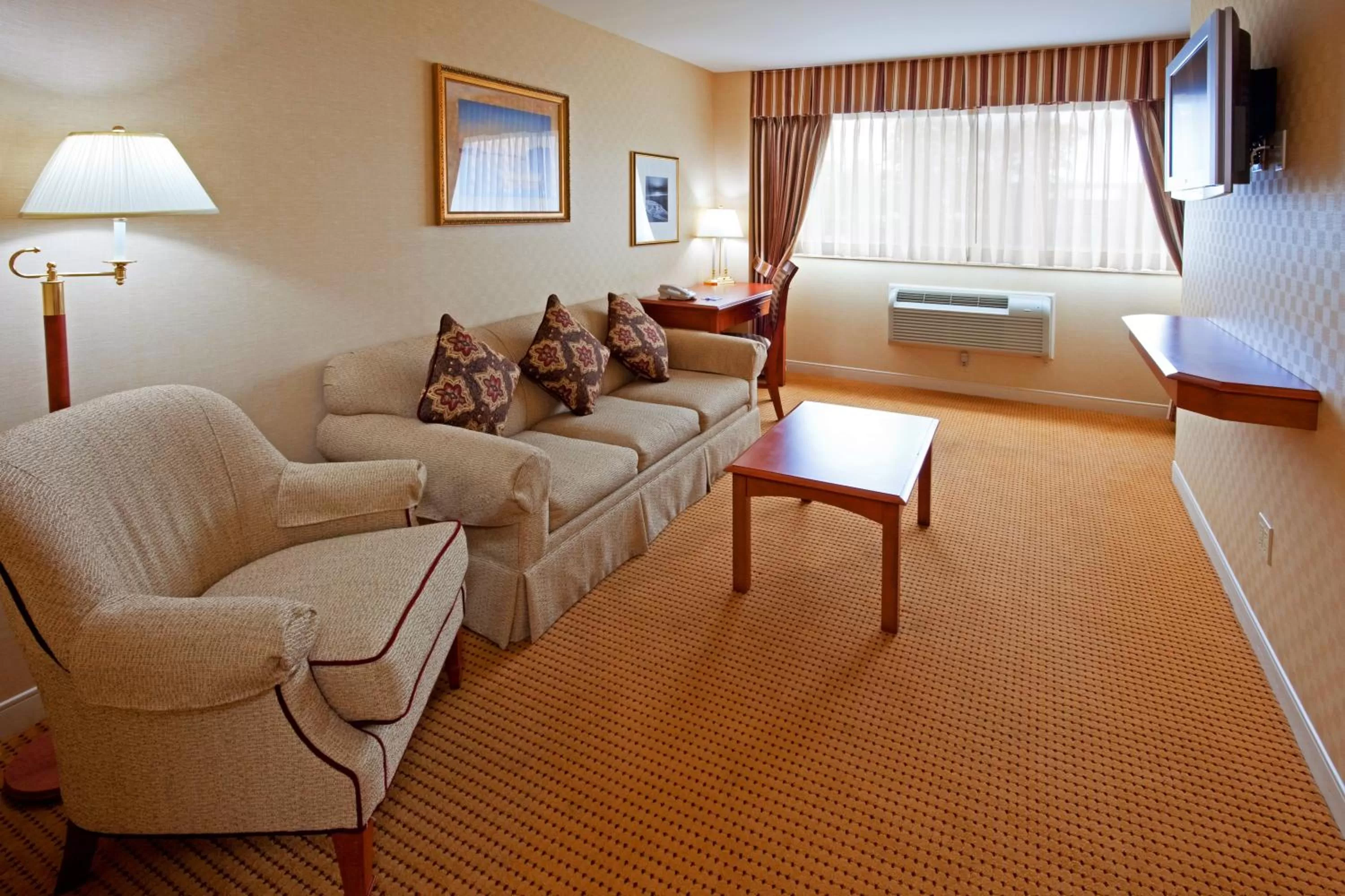 Photo of the whole room, Bed in Rockville Centre Hotel - JFK Airport