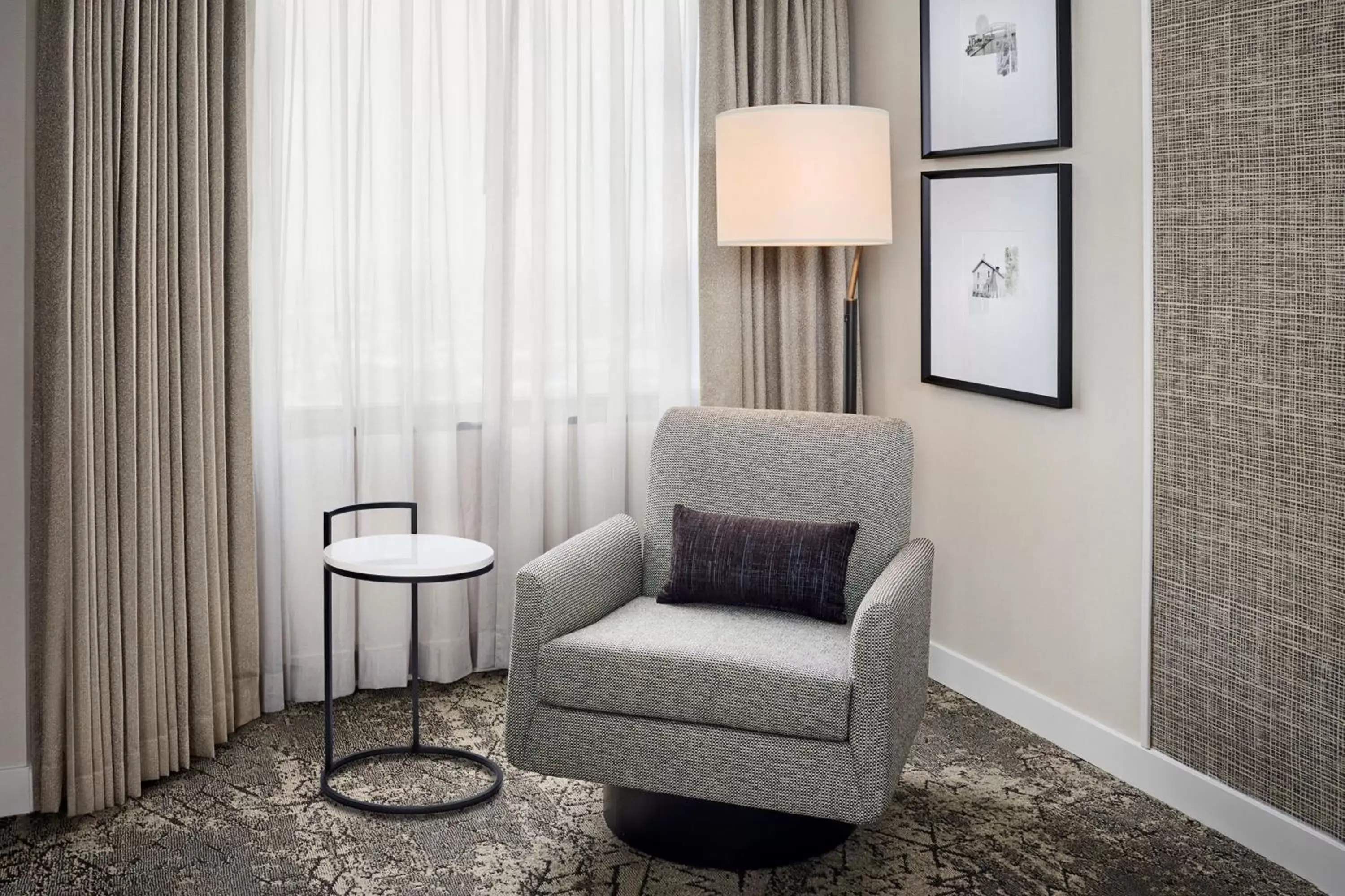 Deluxe King Room in Sheraton Hamilton Hotel Deluxe King Room in Sheraton Hamilton Hotel