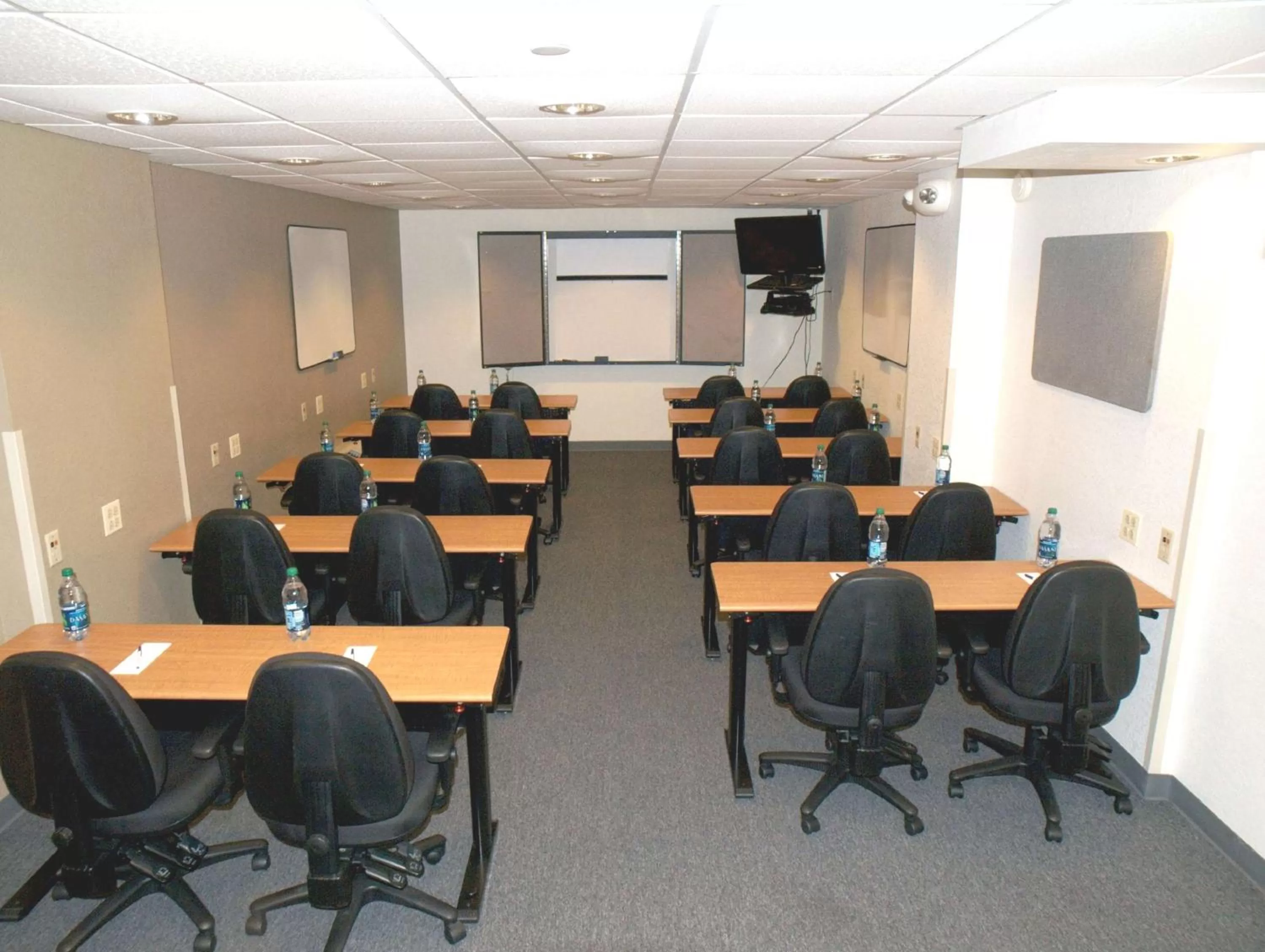 Meeting/conference room in Sonesta Simply Suites Chicago O'Hare Airport