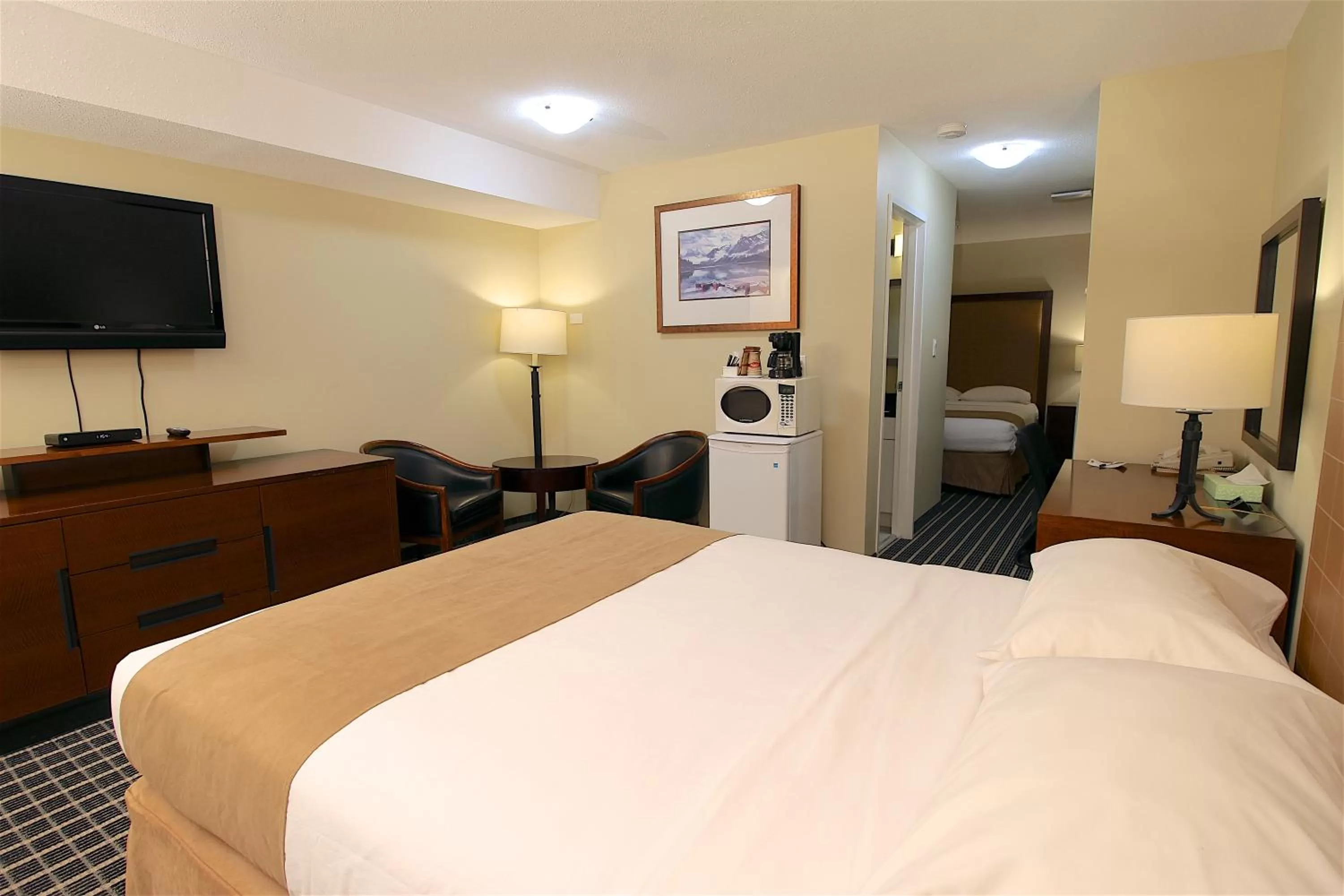 Photo of the whole room, Bed in Medicine Hat Suites