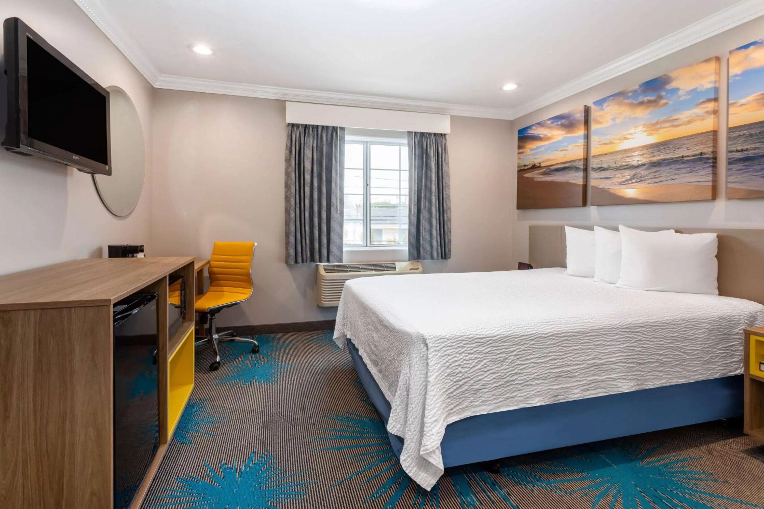 Bed in Days Inn by Wyndham Santa Monica