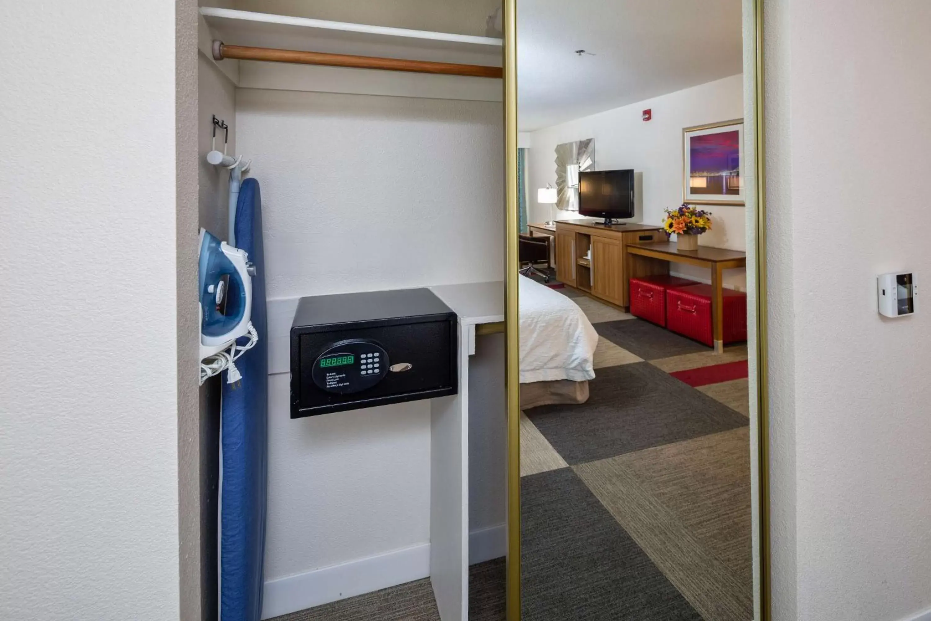 King Room - single occupancy - Mobility Access/Non-Smoking in Hampton Inn San Francisco Airport King Room - single occupancy - Mobility Access/Non-Smoking in Hampton Inn San Francisco Airport