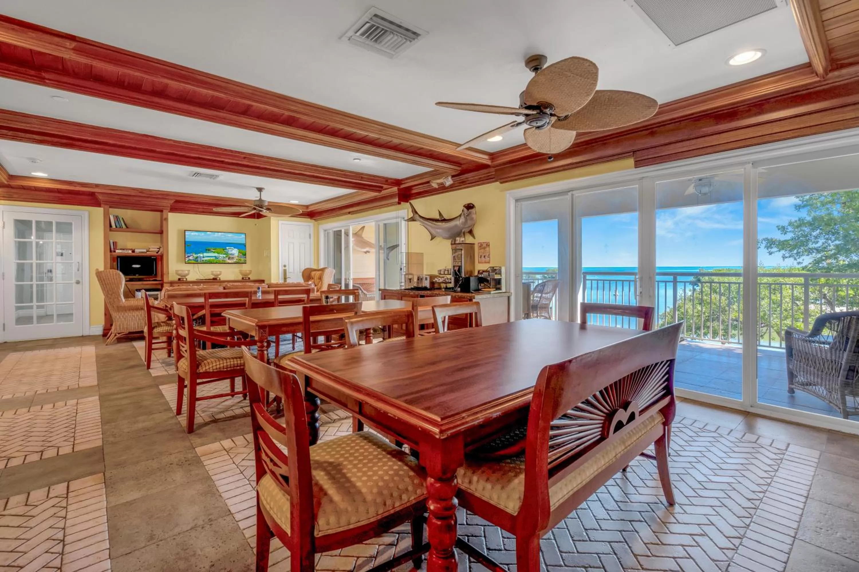 Communal lounge/ TV room in Dove Creek Resort & Marina, Trademark Collection by Wyndham