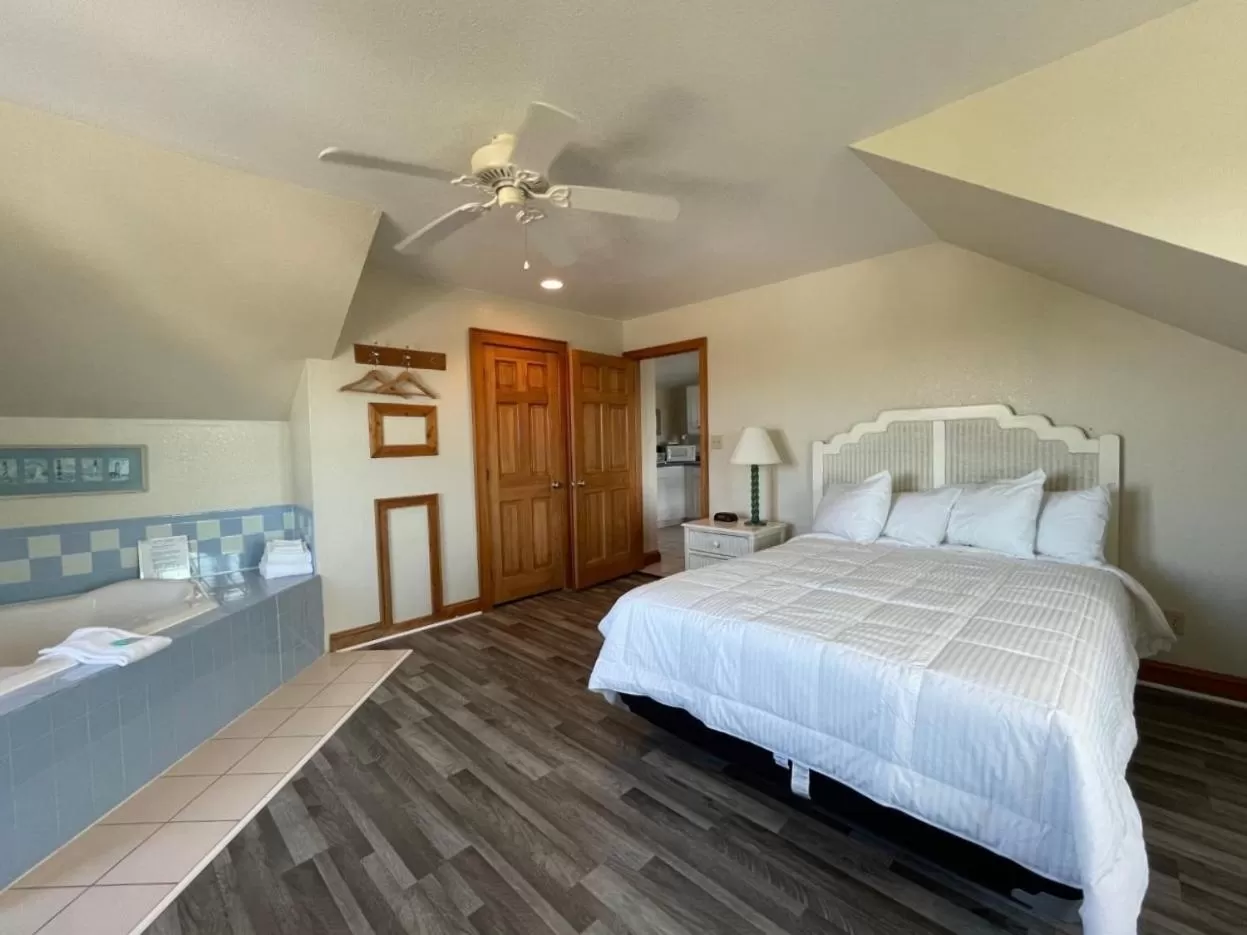 Photo of the whole room, Bed in Pony Island Inn