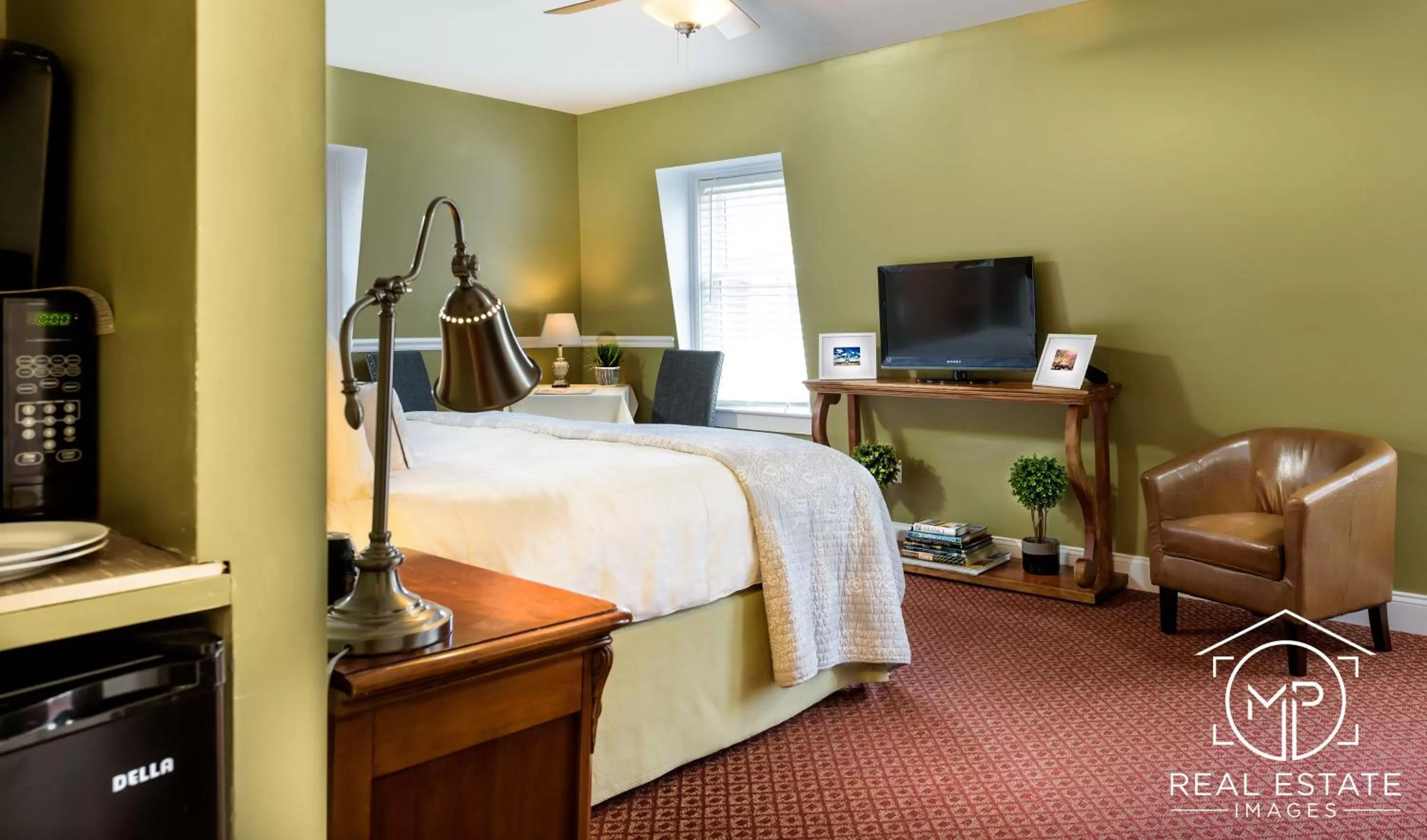 Photo of the whole room, Bed in Bouchard Restaurant & Inn