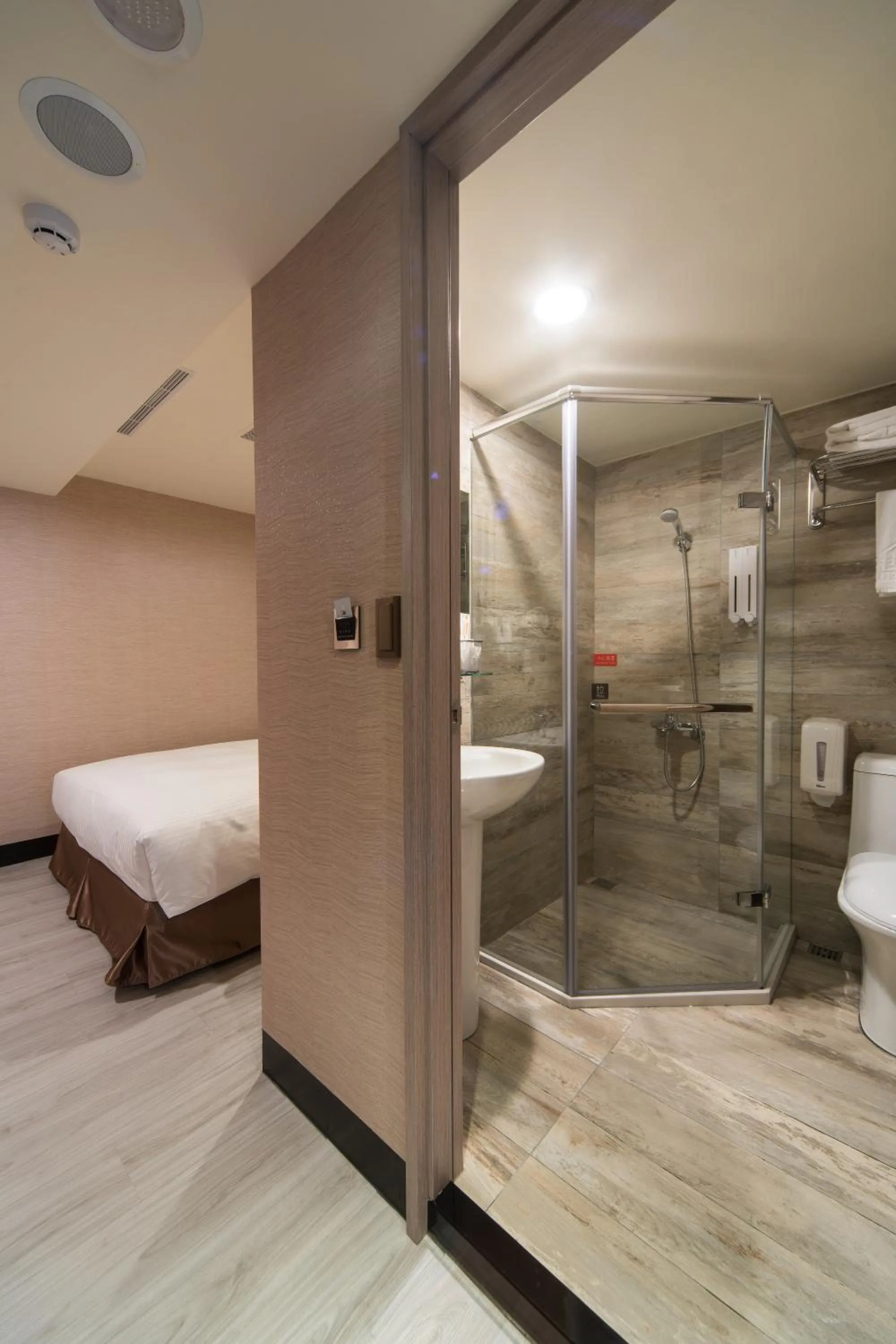 Bathroom, Bed in Hotel Fun - Linsen