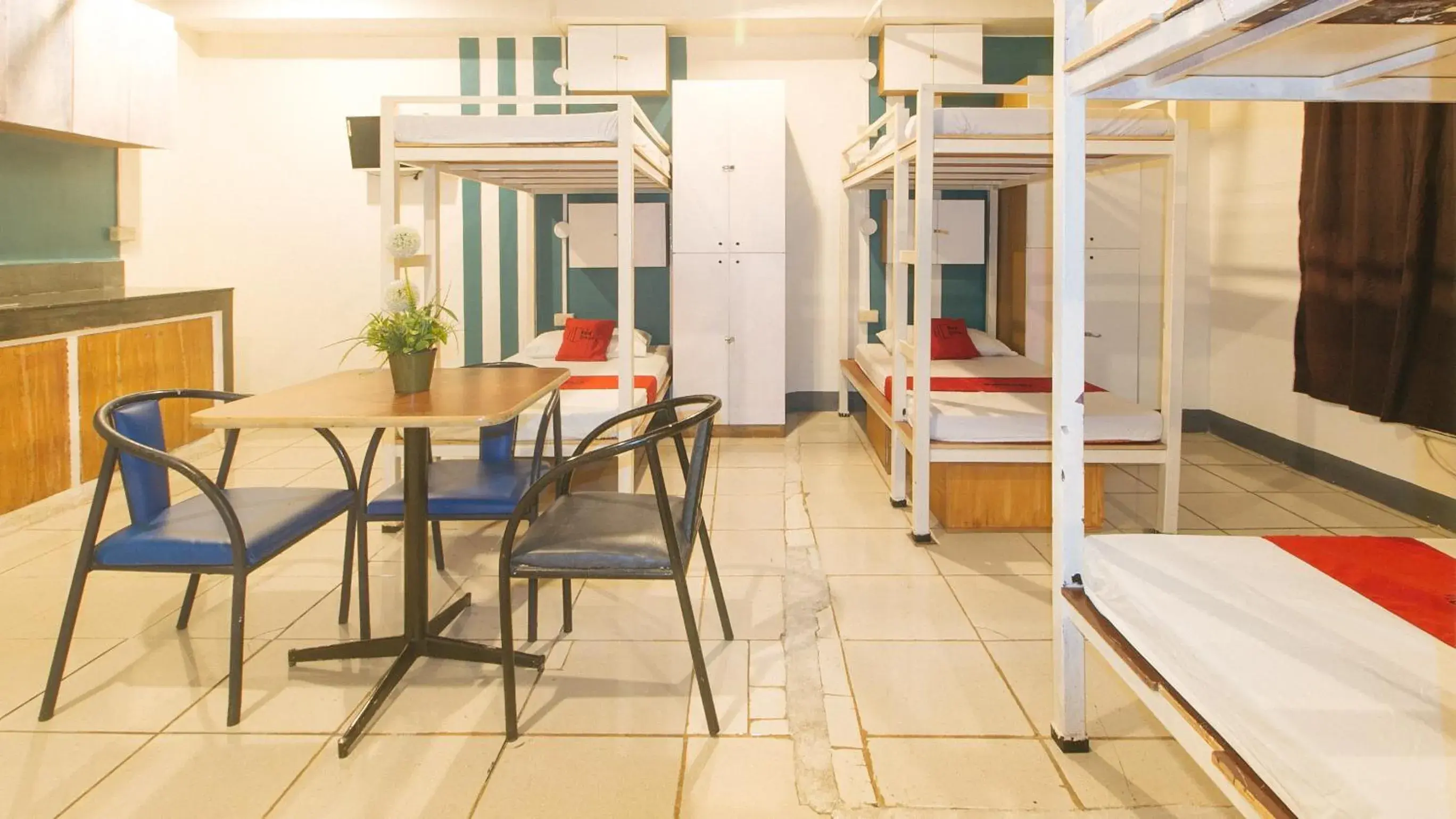 10-Bed Mixed Dormitory Room in RedDoorz at Crowne One Condo 10-Bed Mixed Dormitory Room in RedDoorz at Crowne One Condo