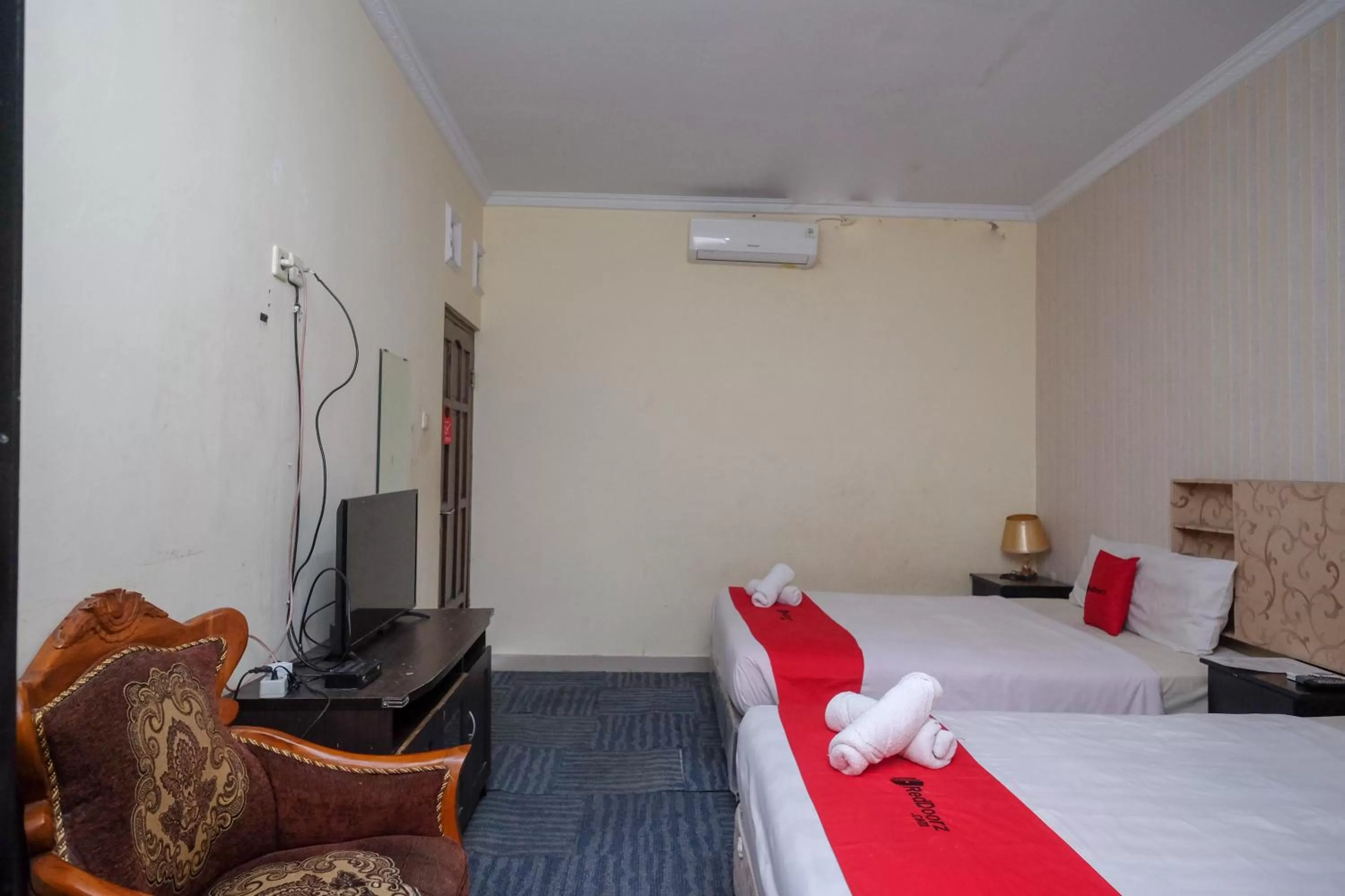 Bedroom in RedDoorz at Mamagayo Inn Yogyakarta