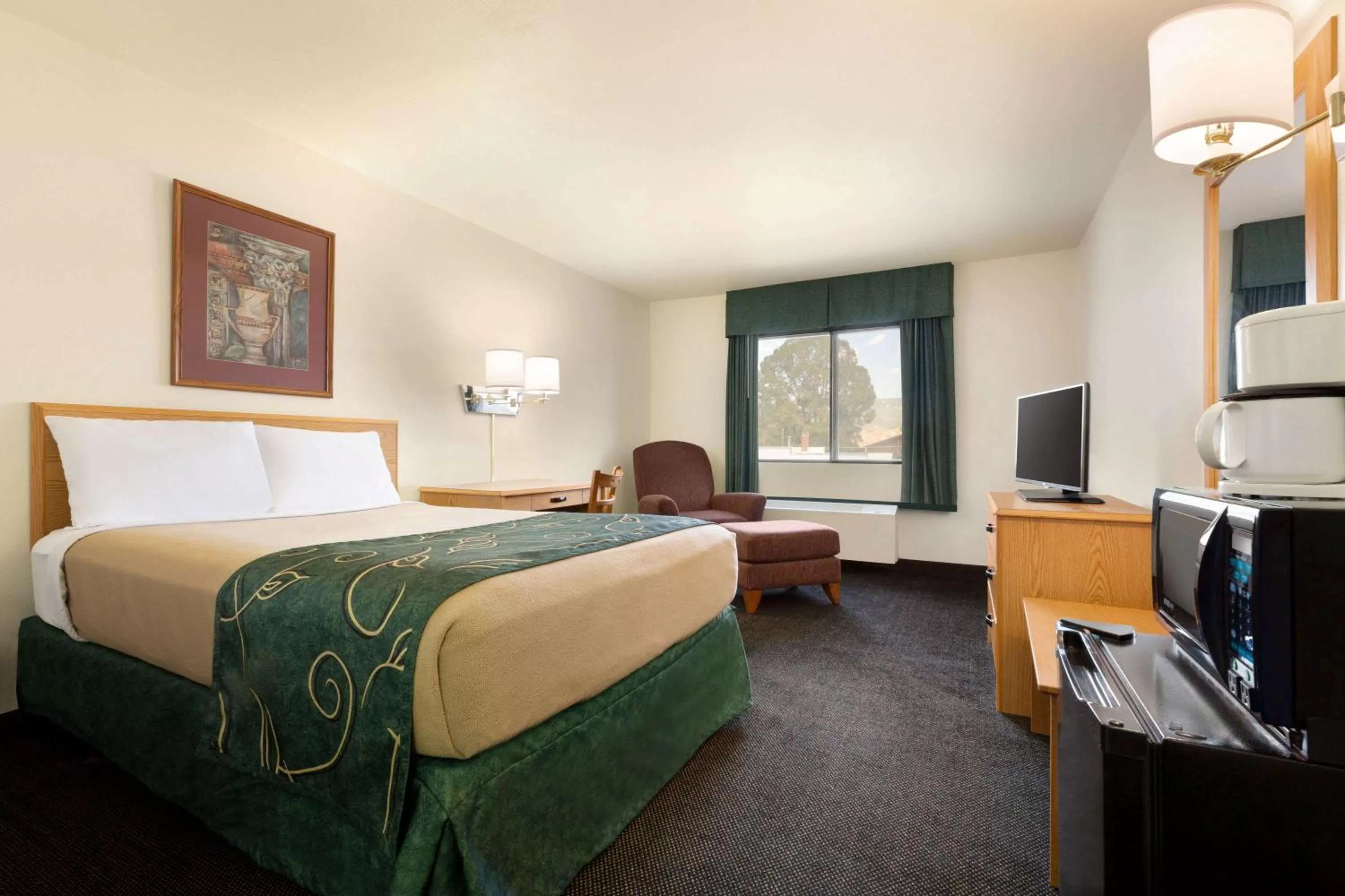 Photo of the whole room, Bed in Travelodge by Wyndham Yampa