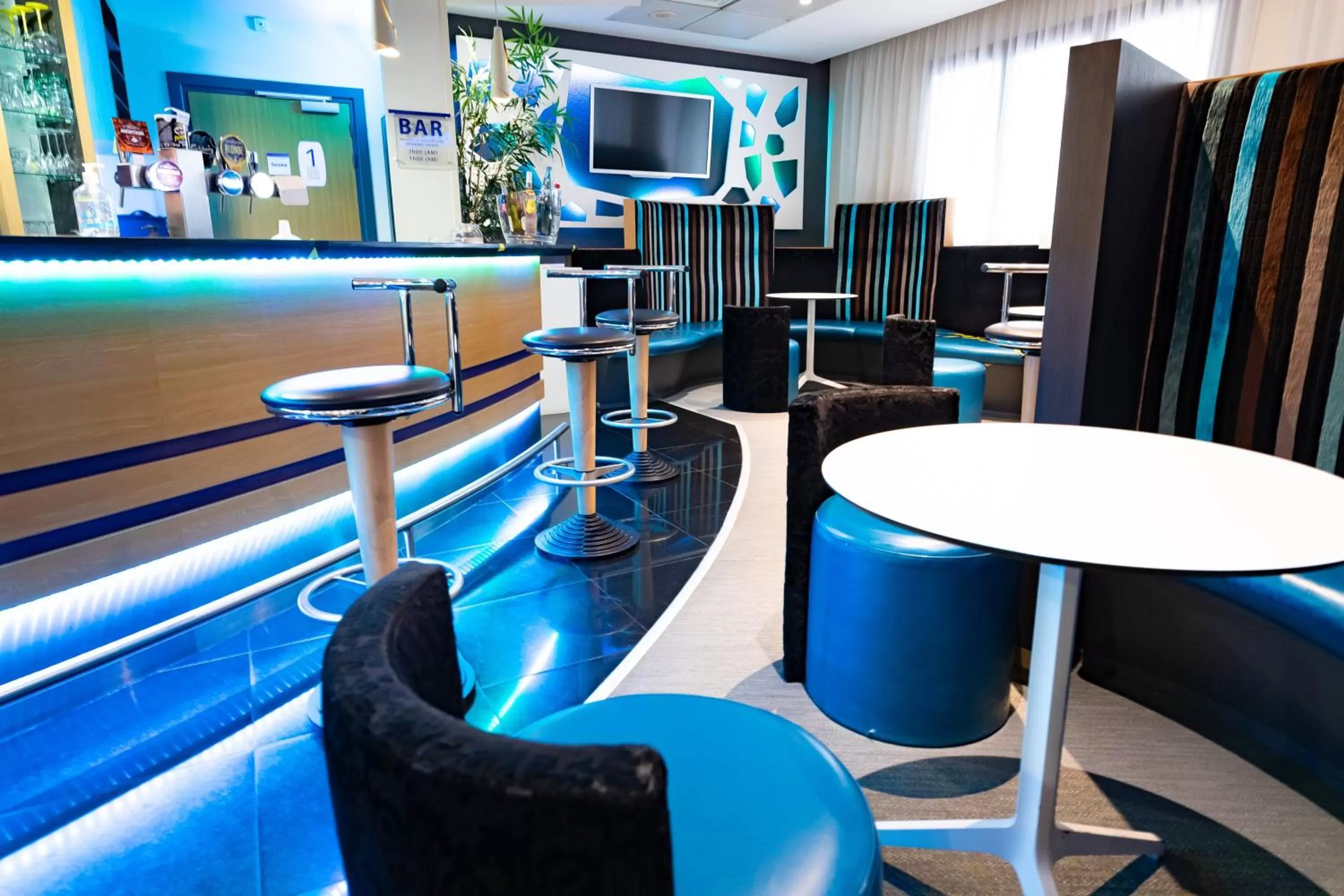 Lounge or bar in Holiday Inn Express Arras by IHG