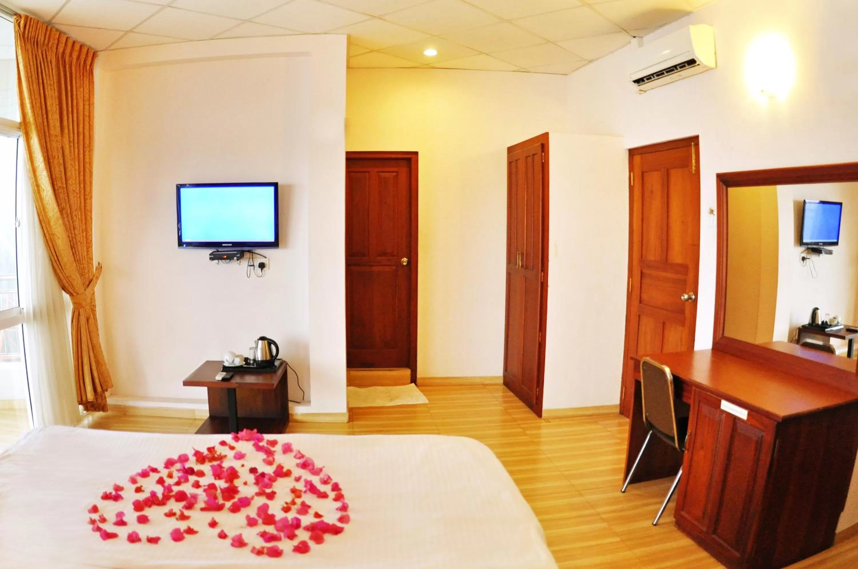 Day, TV/Entertainment Center in Kandyan View Holiday Bungalow ''Free Pickup From Kandy city''