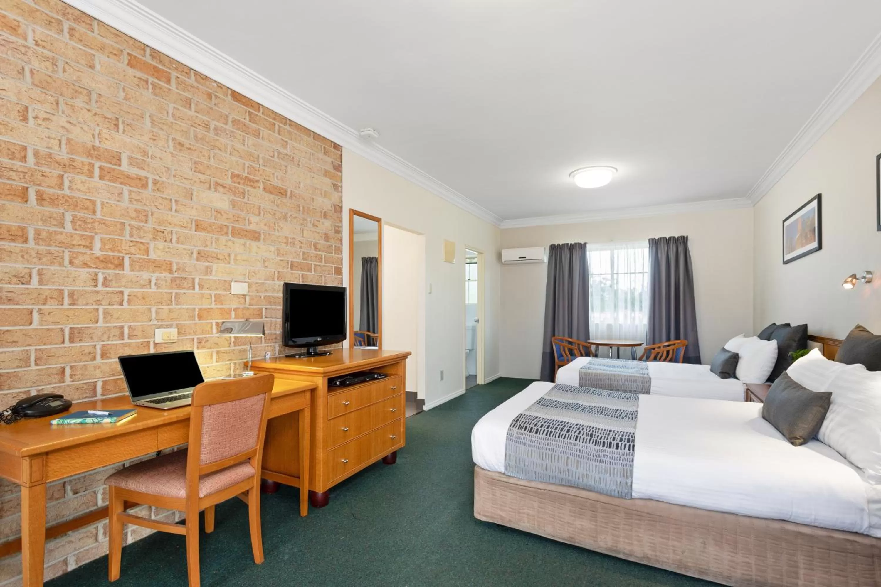 Standard Twin Room in Coopers Colonial Motel