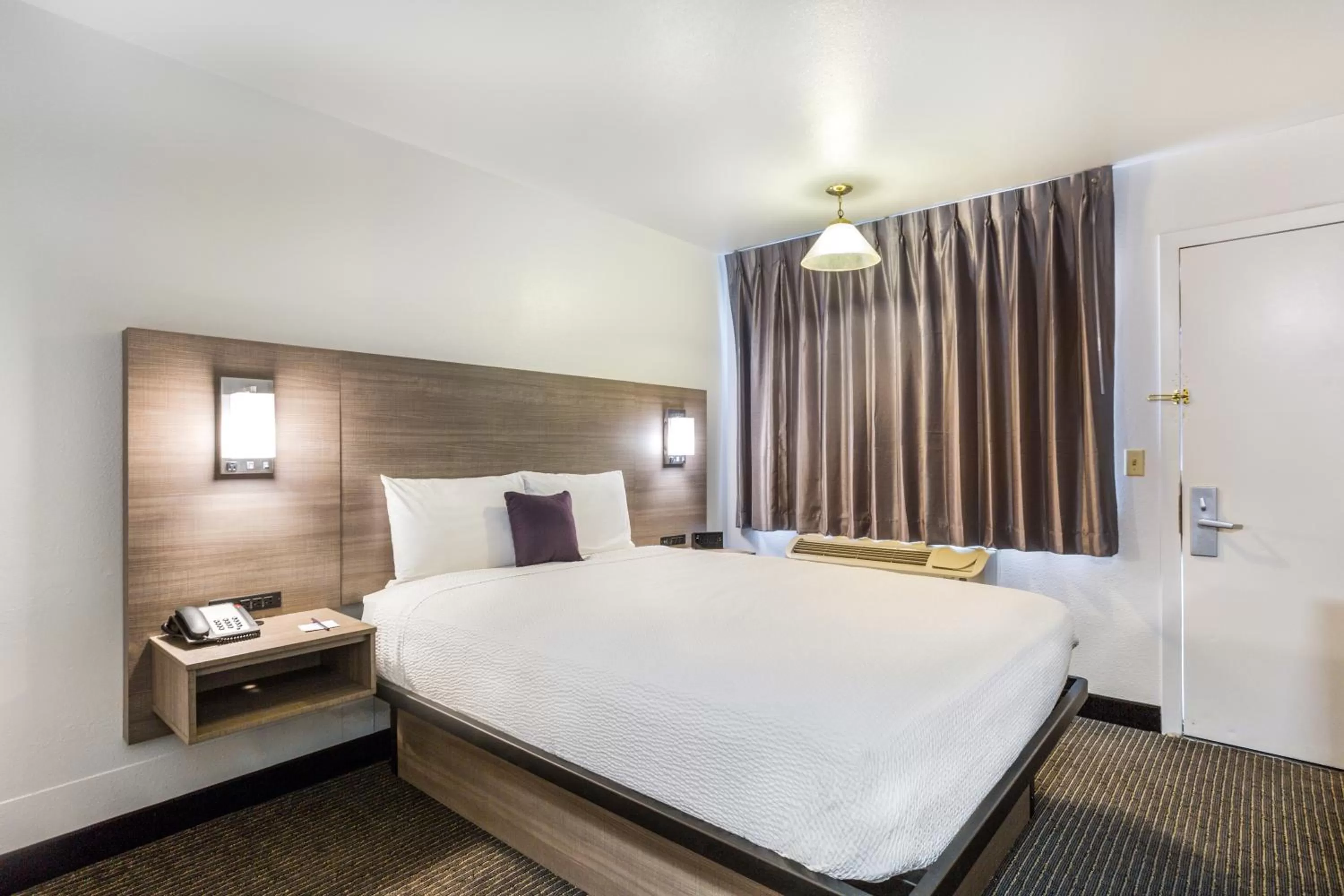 Bed in Knights Inn Yuma