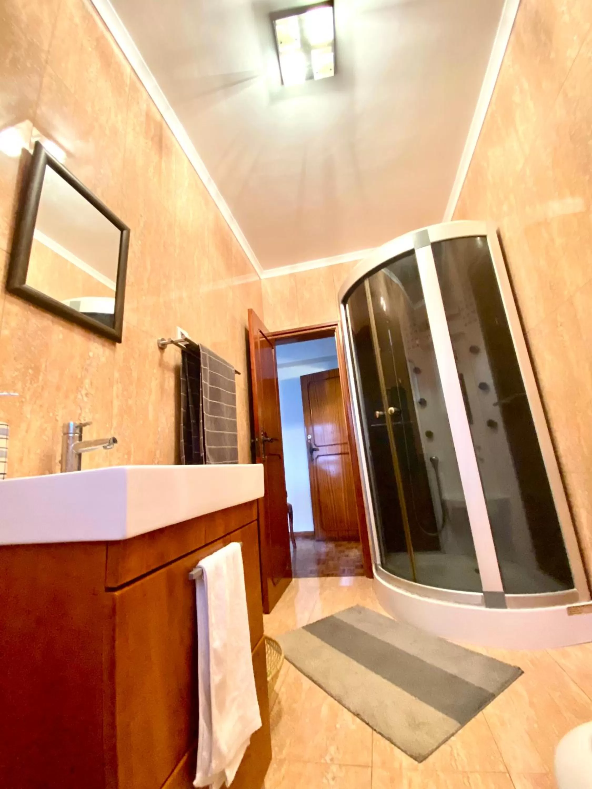 Shower, Bathroom in Spray B&B Sitio in Nazare Mini bar, European style