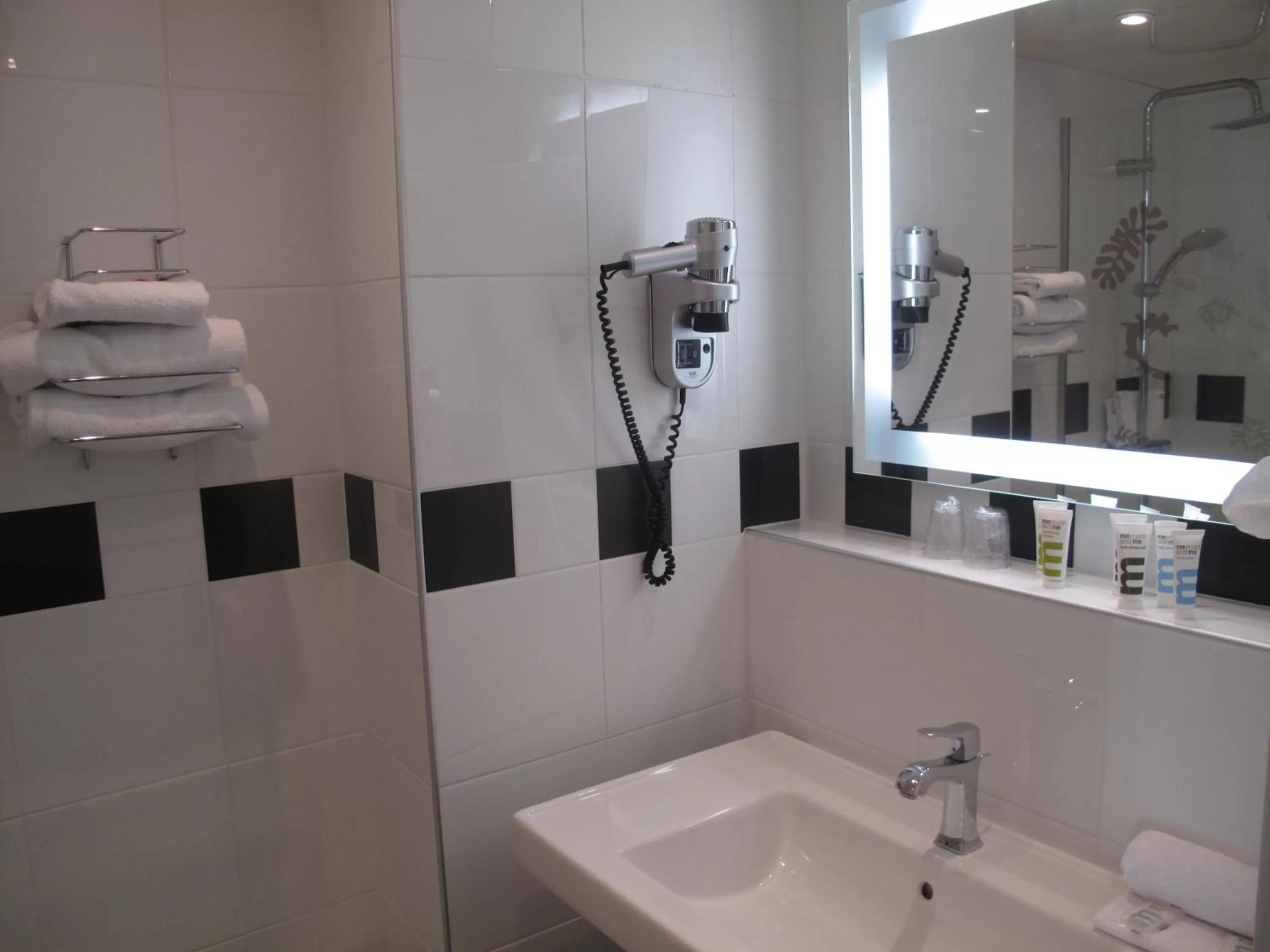 Shower in Mercure Nice Marché Aux Fleurs