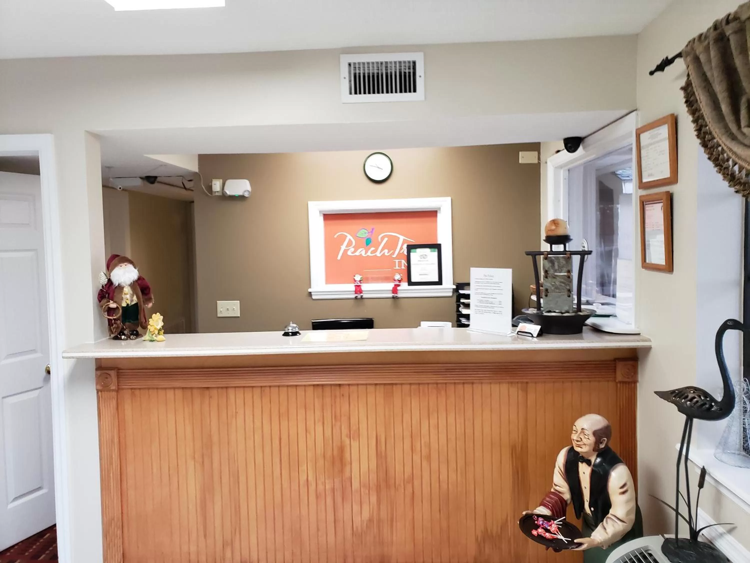 Lobby or reception in Peach Tree Inn