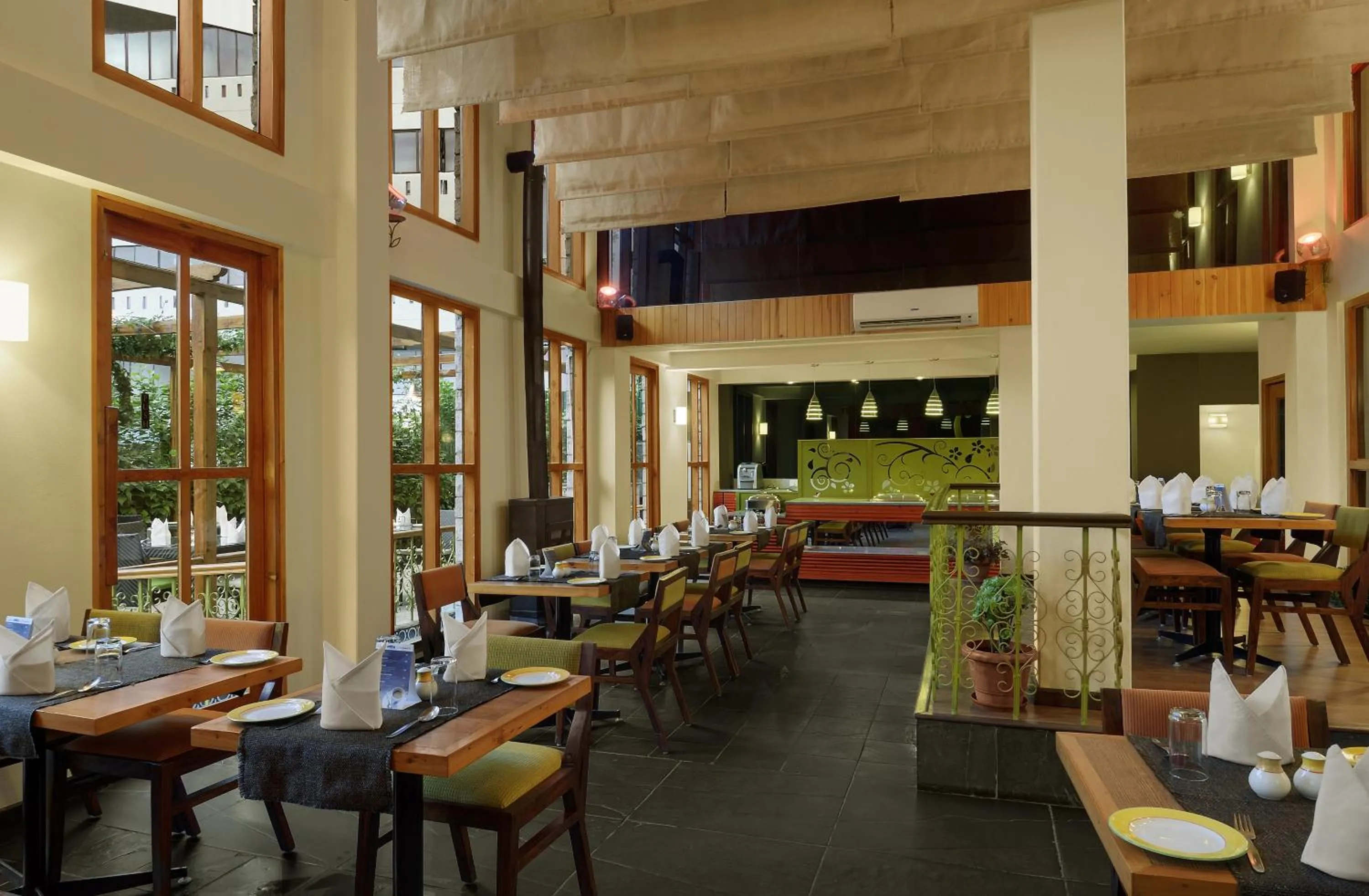 Restaurant/places to eat in Honeymoon Inn Manali