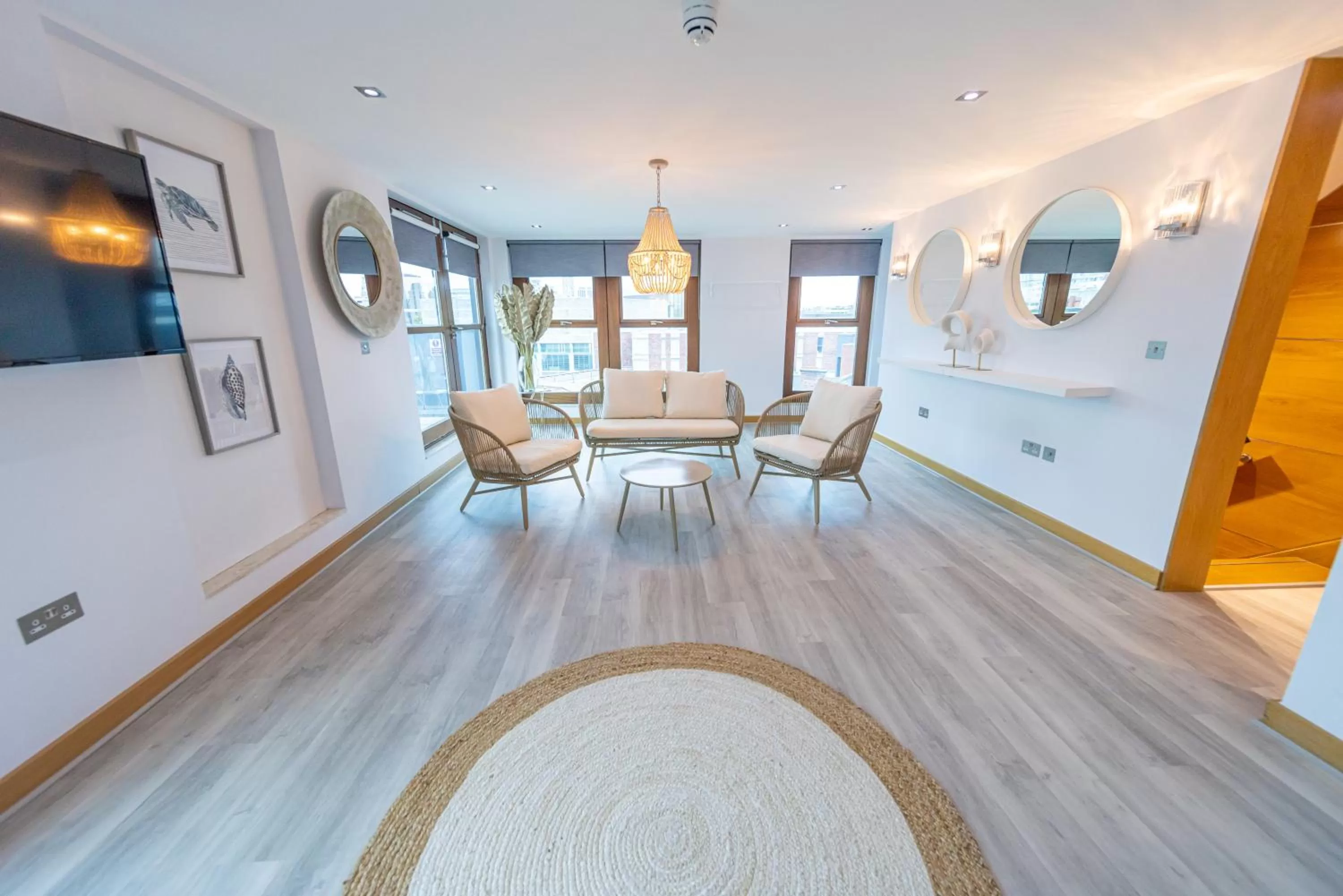 Seating area in Posh Pads - Liverpool 1 - Apart-Hotel