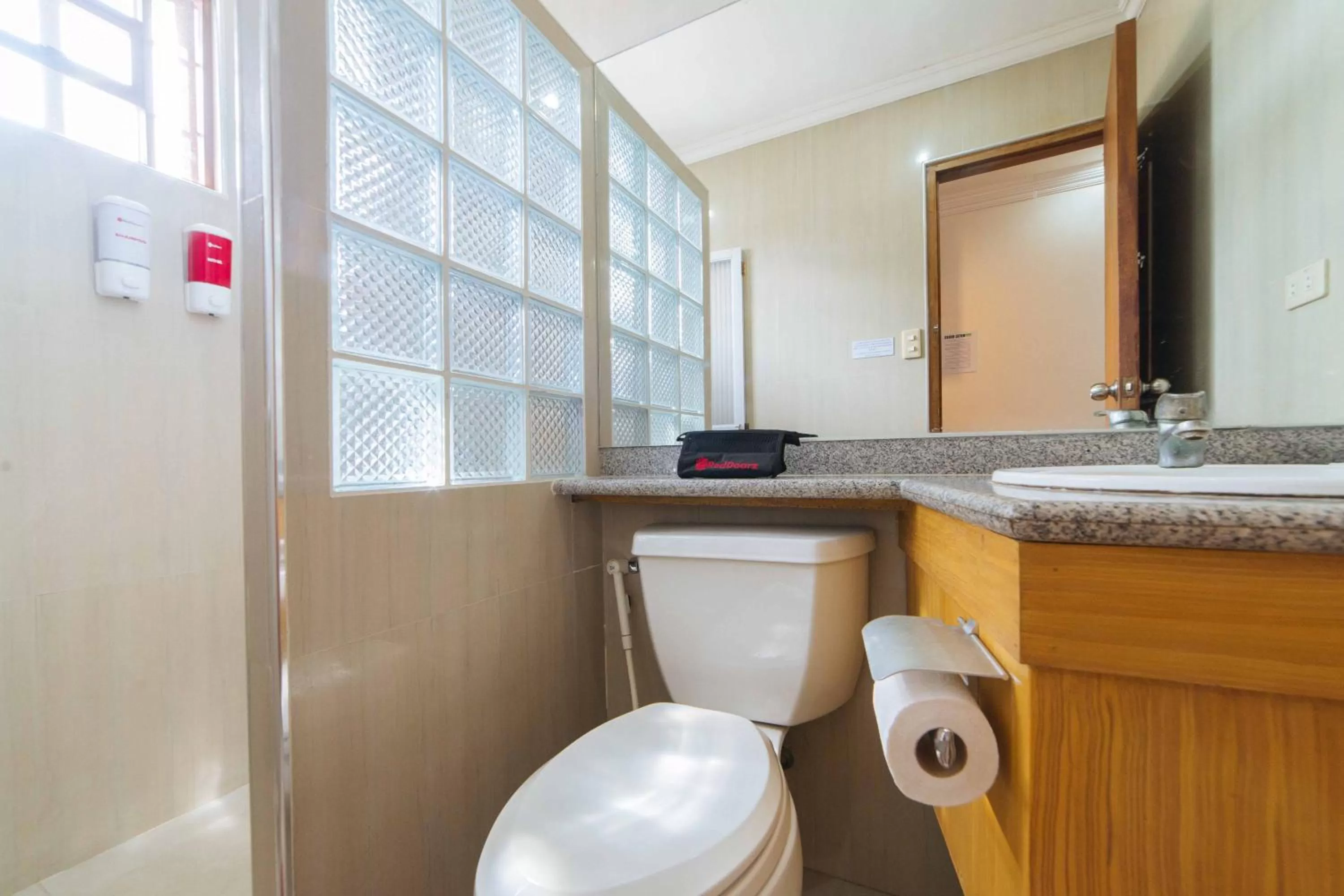 Toilet in RedDoorz Plus @ Starhomes Olivianville