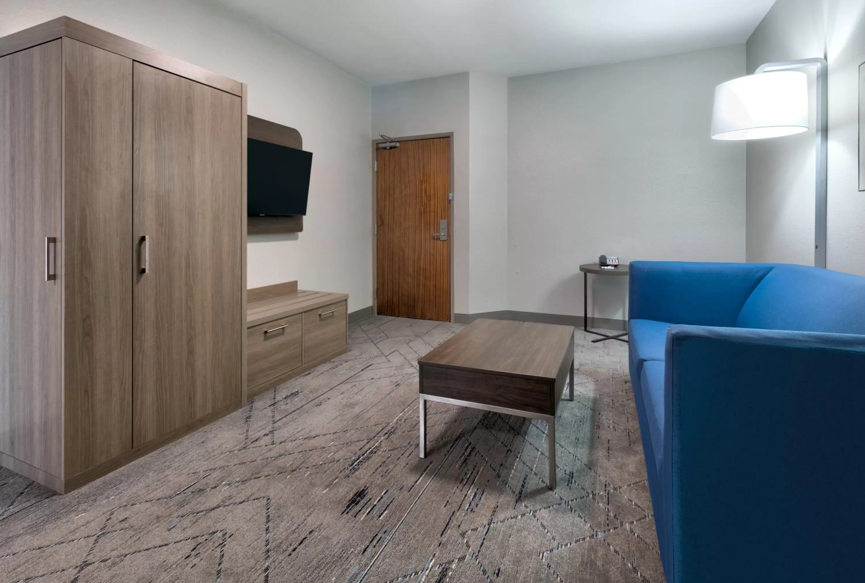 Living room in Holiday Inn Express & Suites DALLAS PARK CENTRAL NORTHEAST by IHG