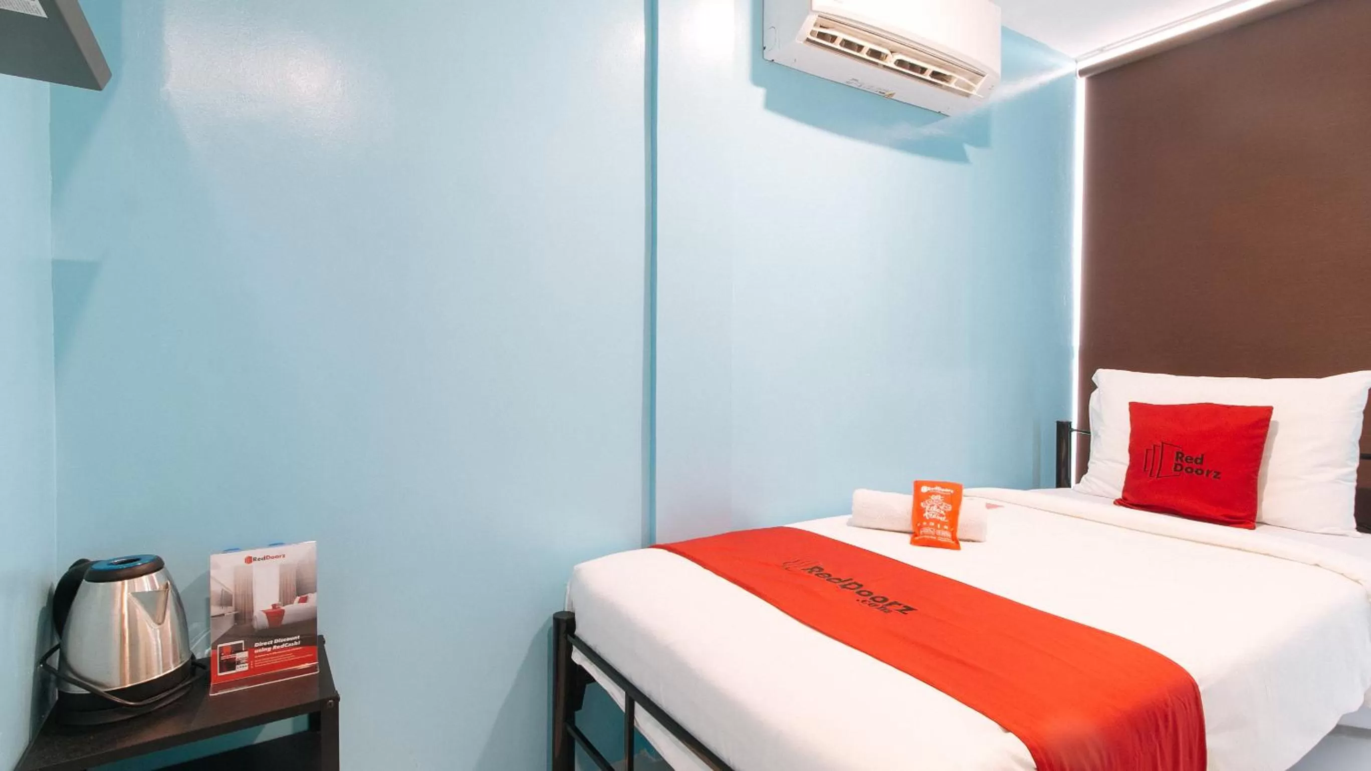 Bedroom, Bed in RedDoorz at Hotel Rosemarie