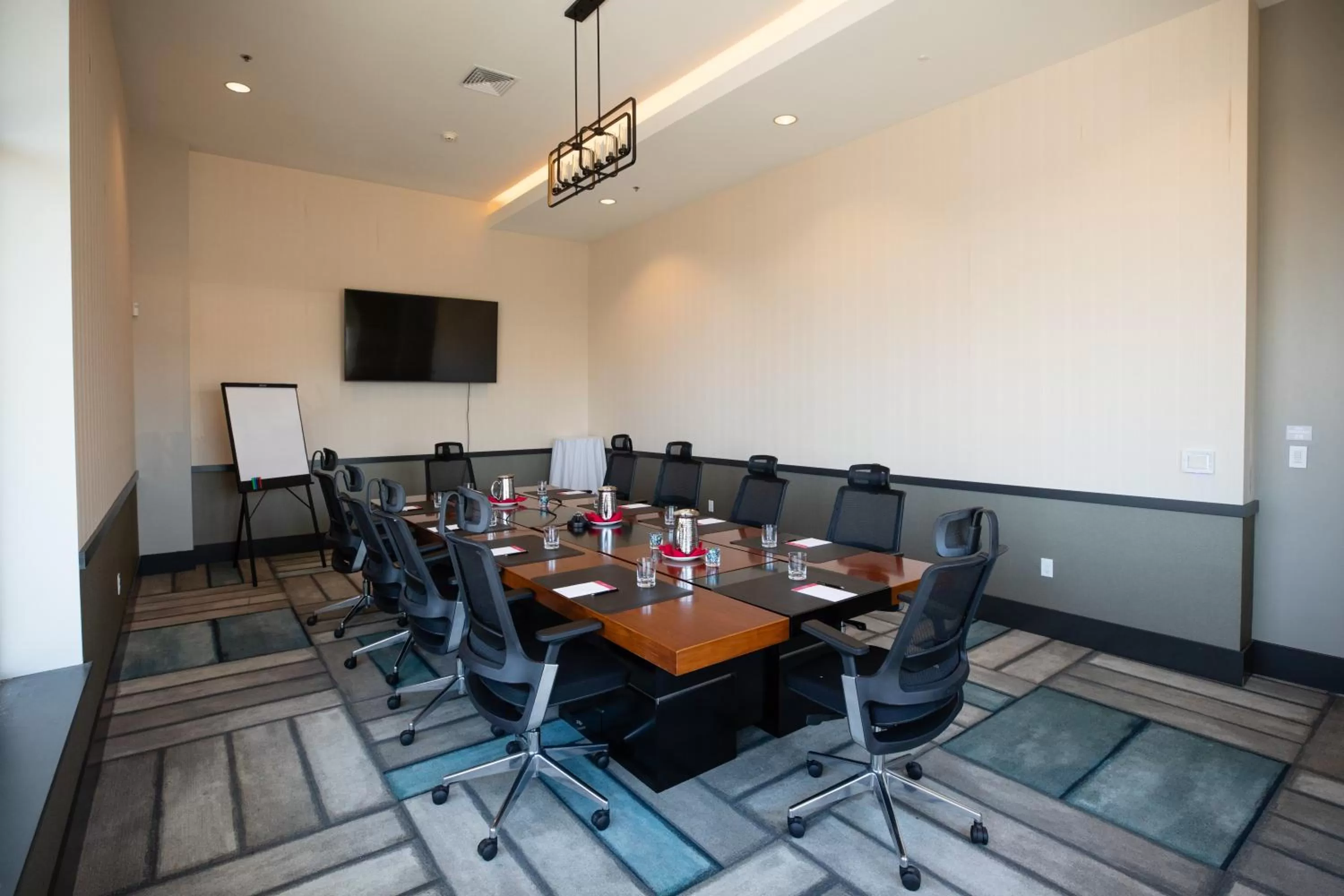 Meeting/conference room in Hotel Indigo Seattle Everett Waterfront Place by IHG