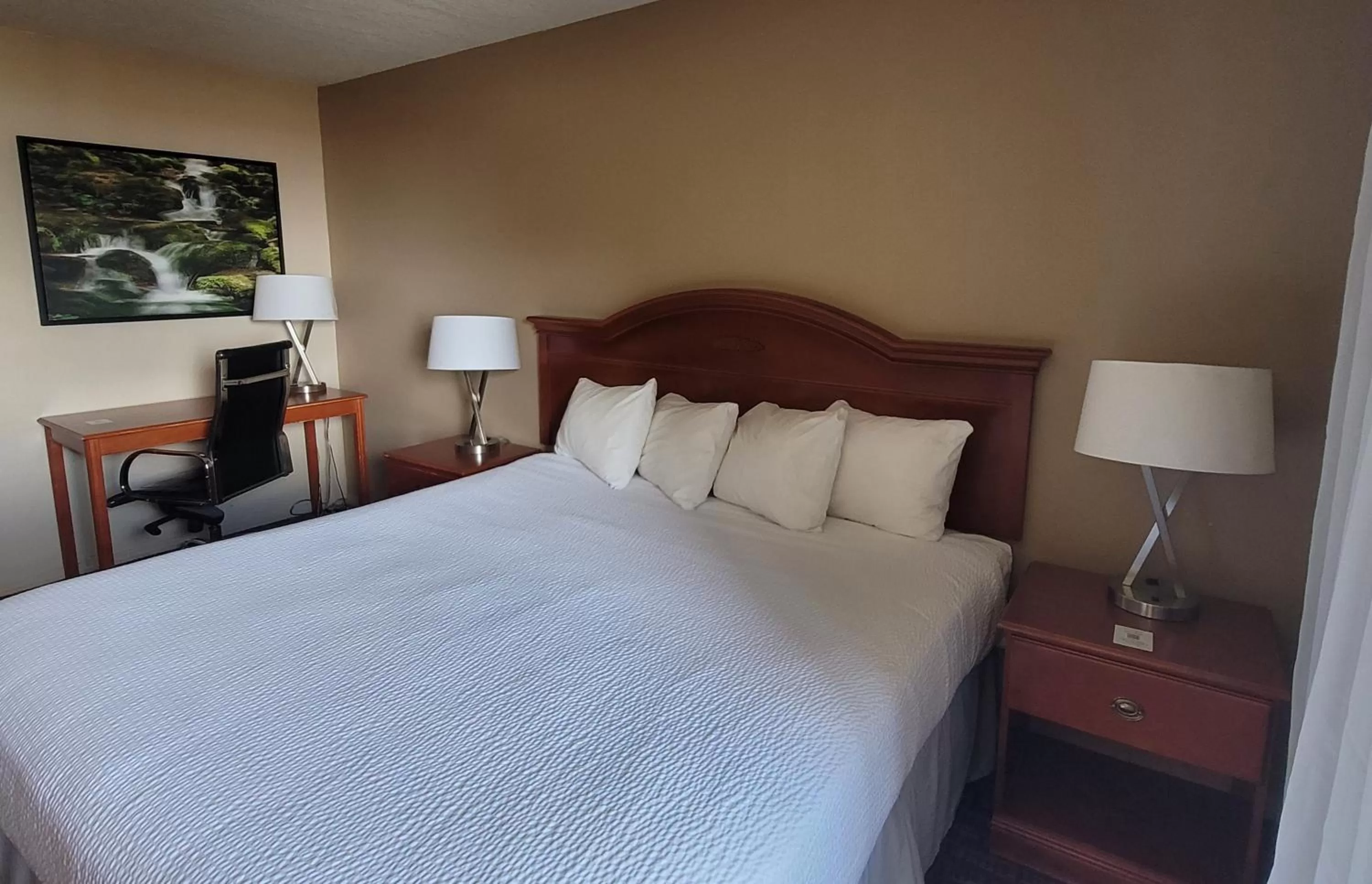 Bedroom, Bed in Ramada by Wyndham Campbell River