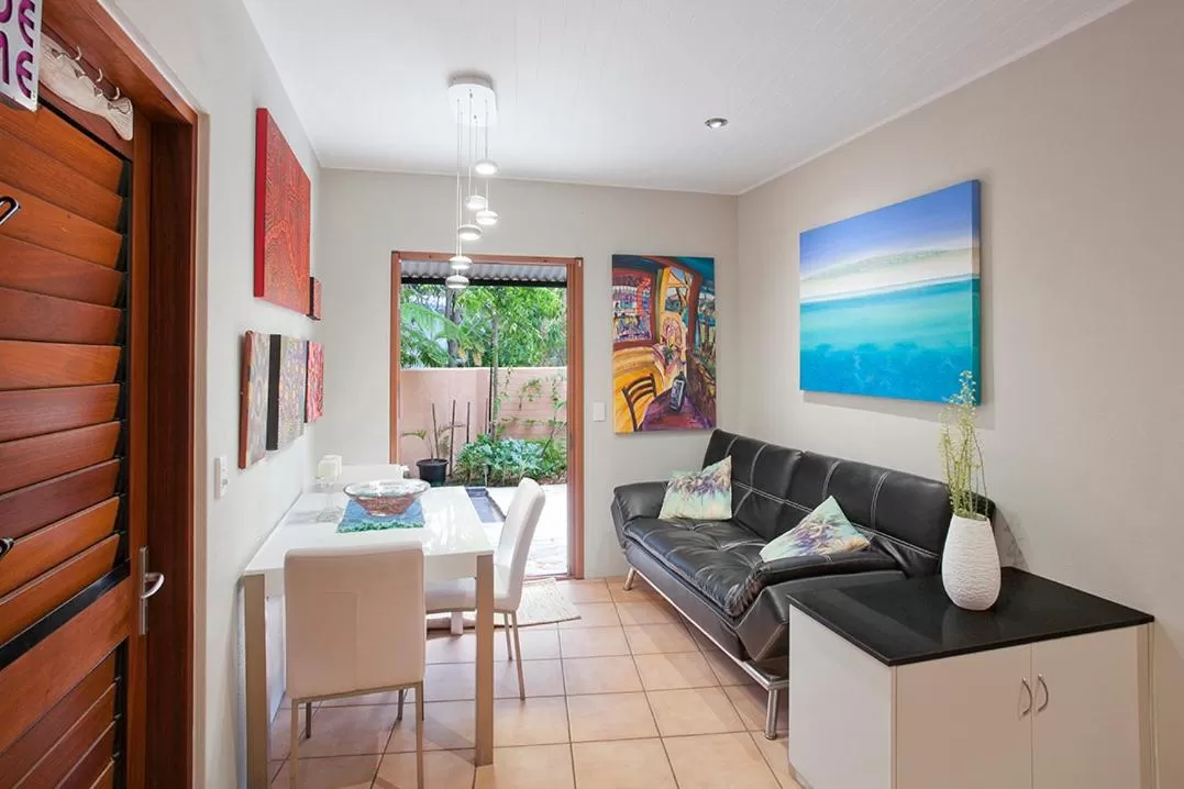 Bed, Seating Area in L'Auberge Noosa