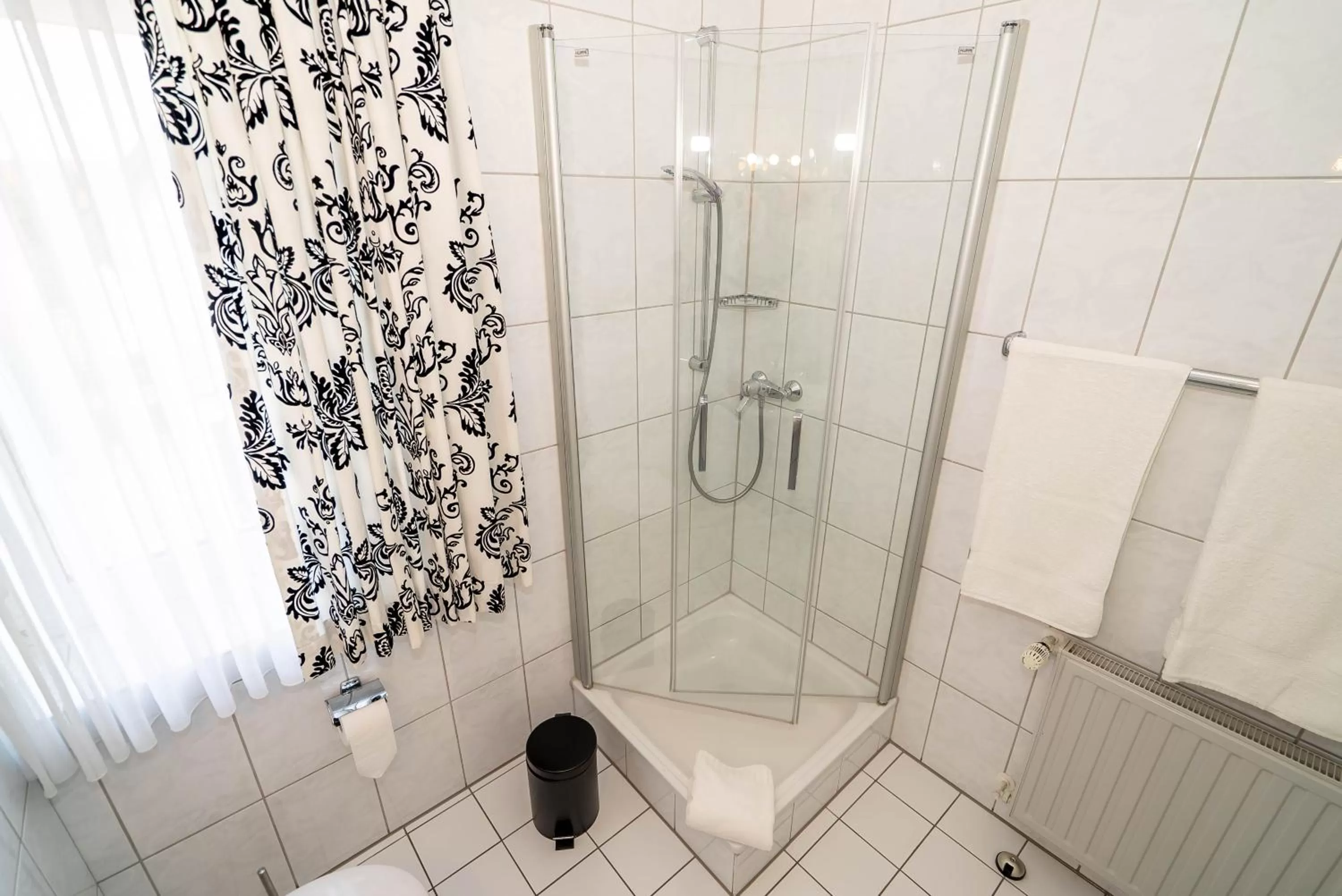 Shower, Bathroom in Hotel Papenbreer