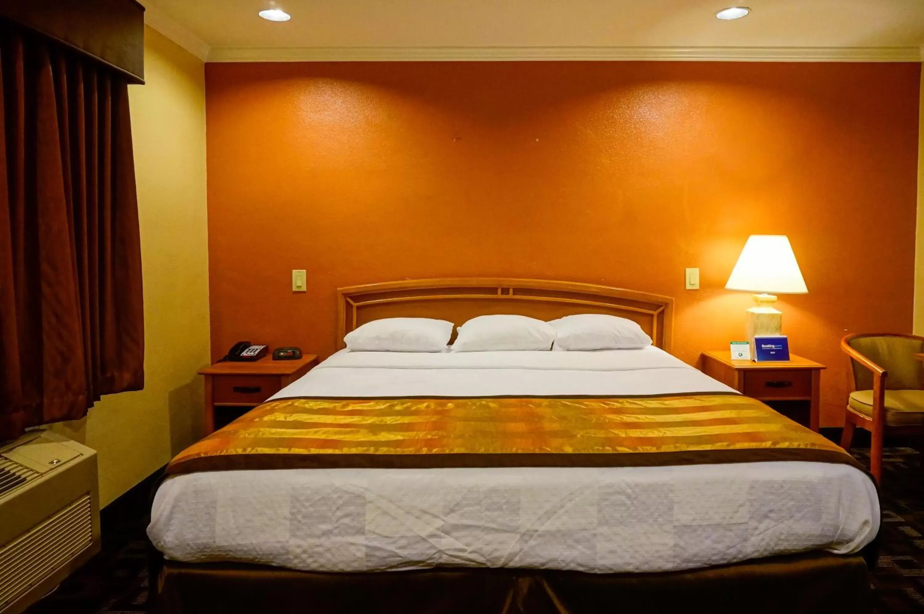 King Room in Hotel Parmani Near Stanford University King Room in Hotel Parmani Near Stanford University