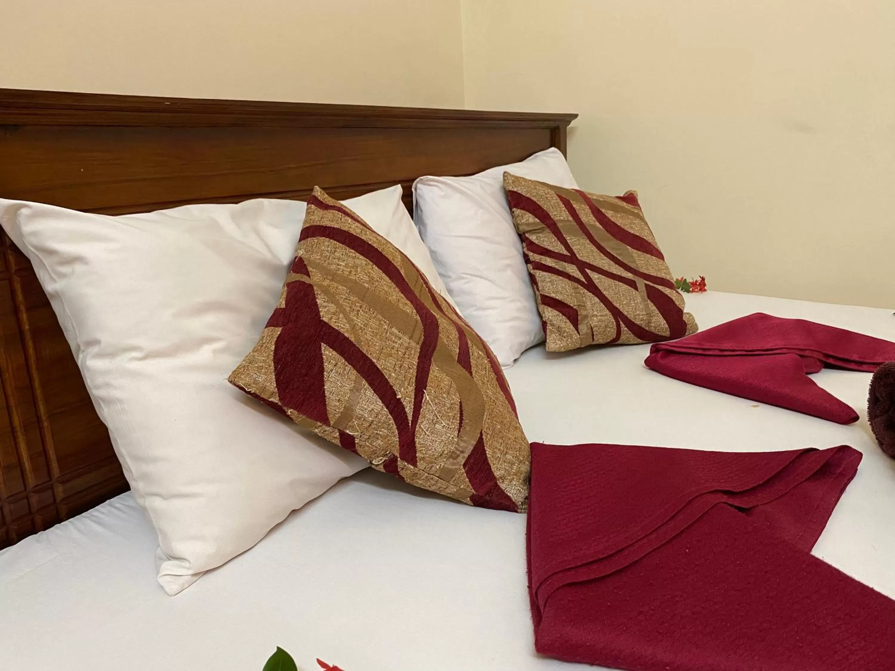 Bed in Yal's Town Inn