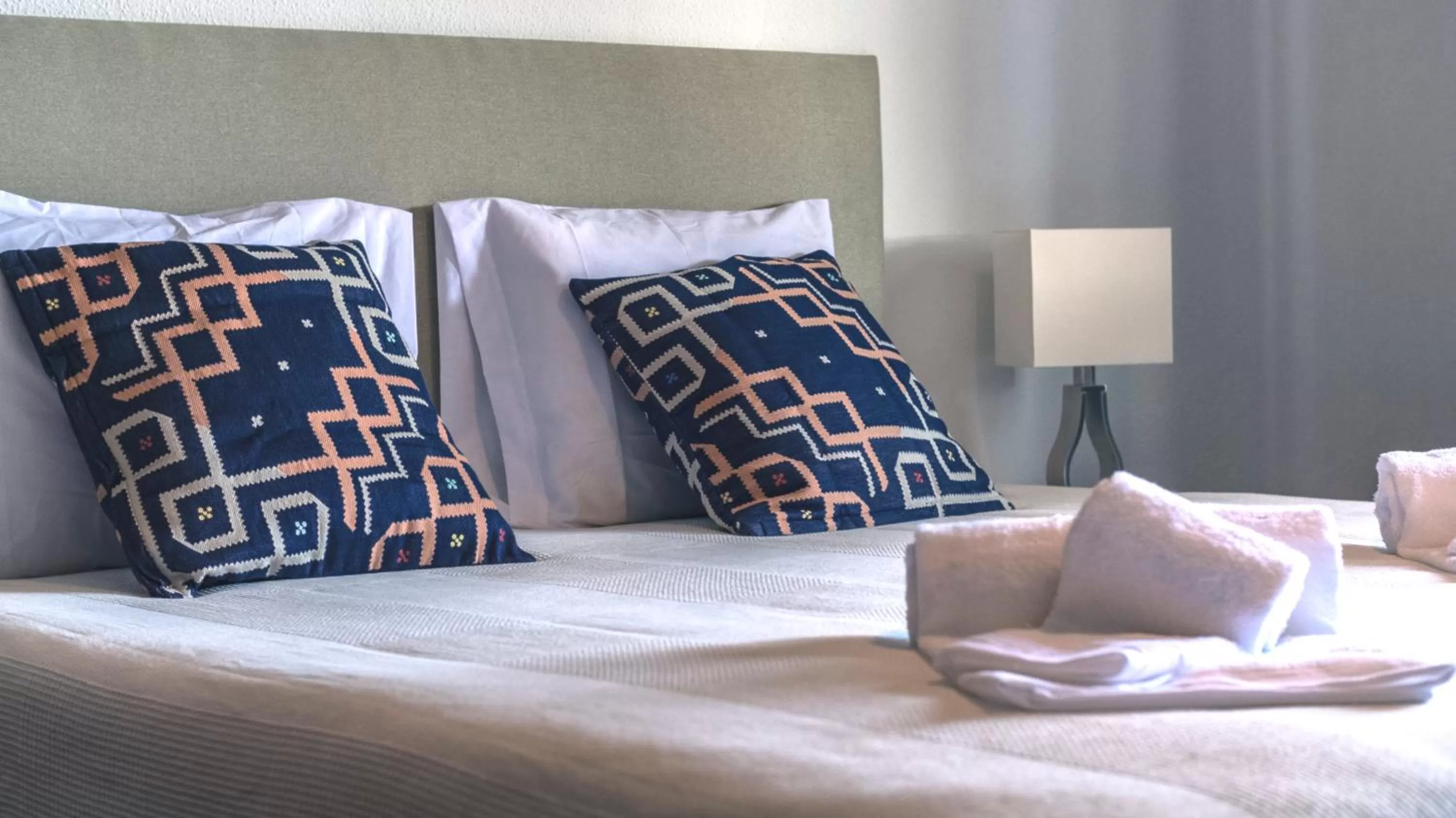 Bed in Pine House - Faro Airport, Beach and City Center