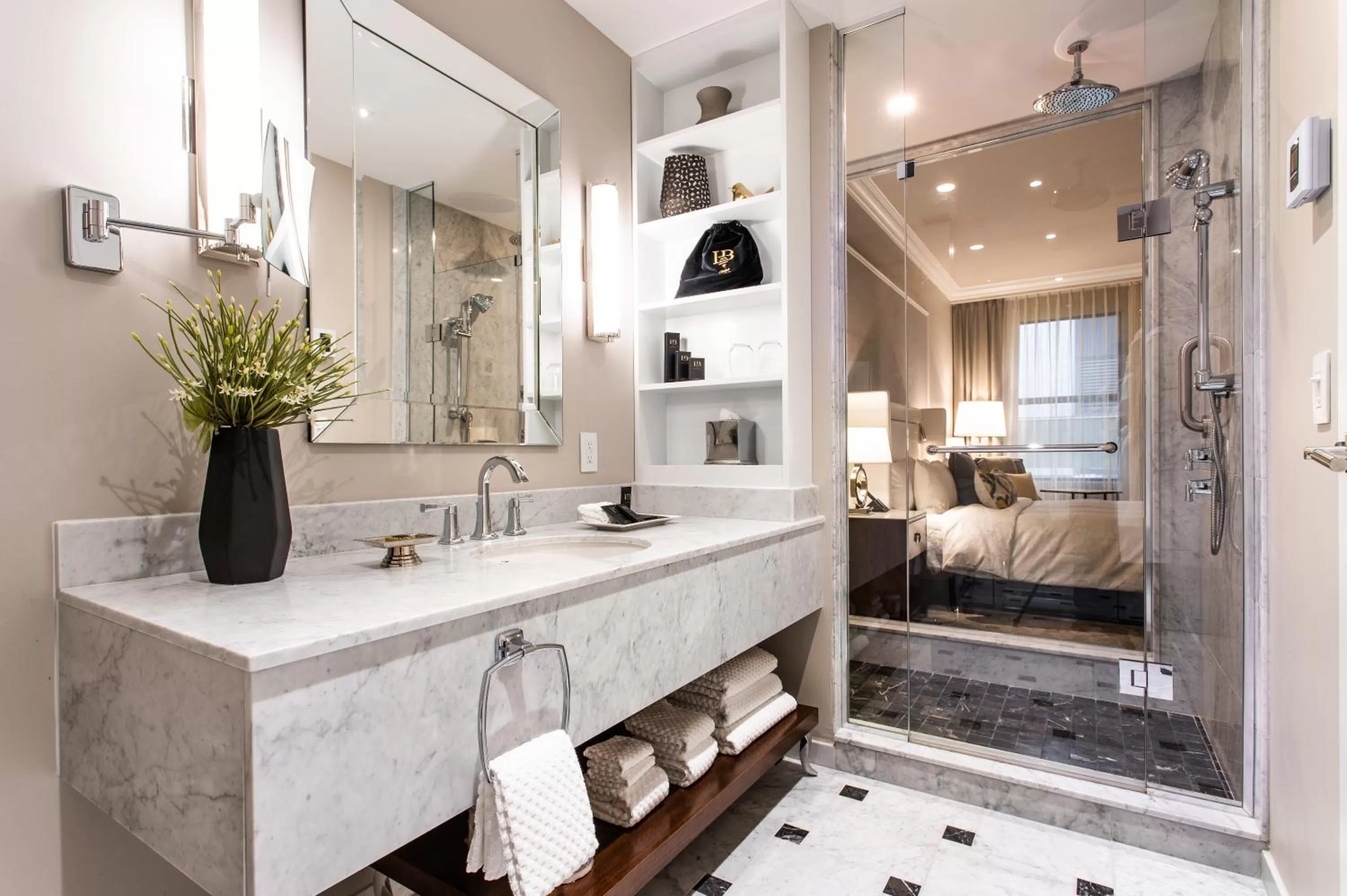 Shower in Hôtel Birks Montréal