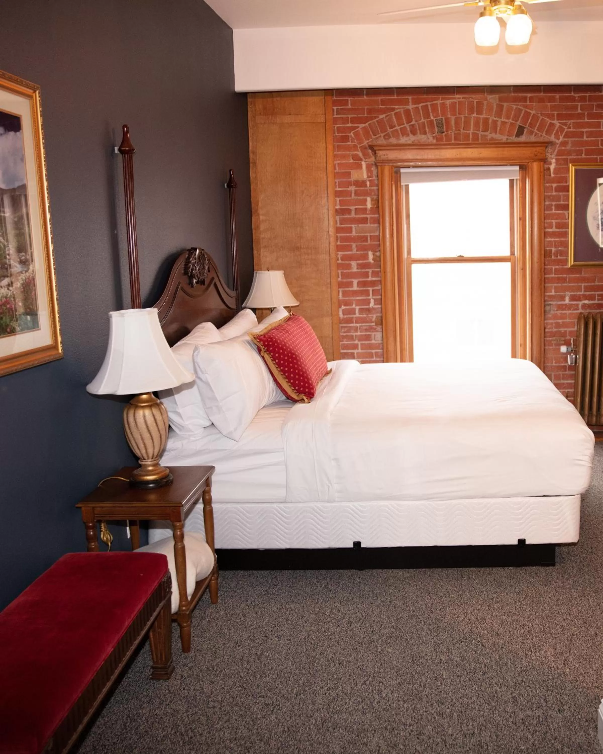 Standard King Room in The Victor Hotel