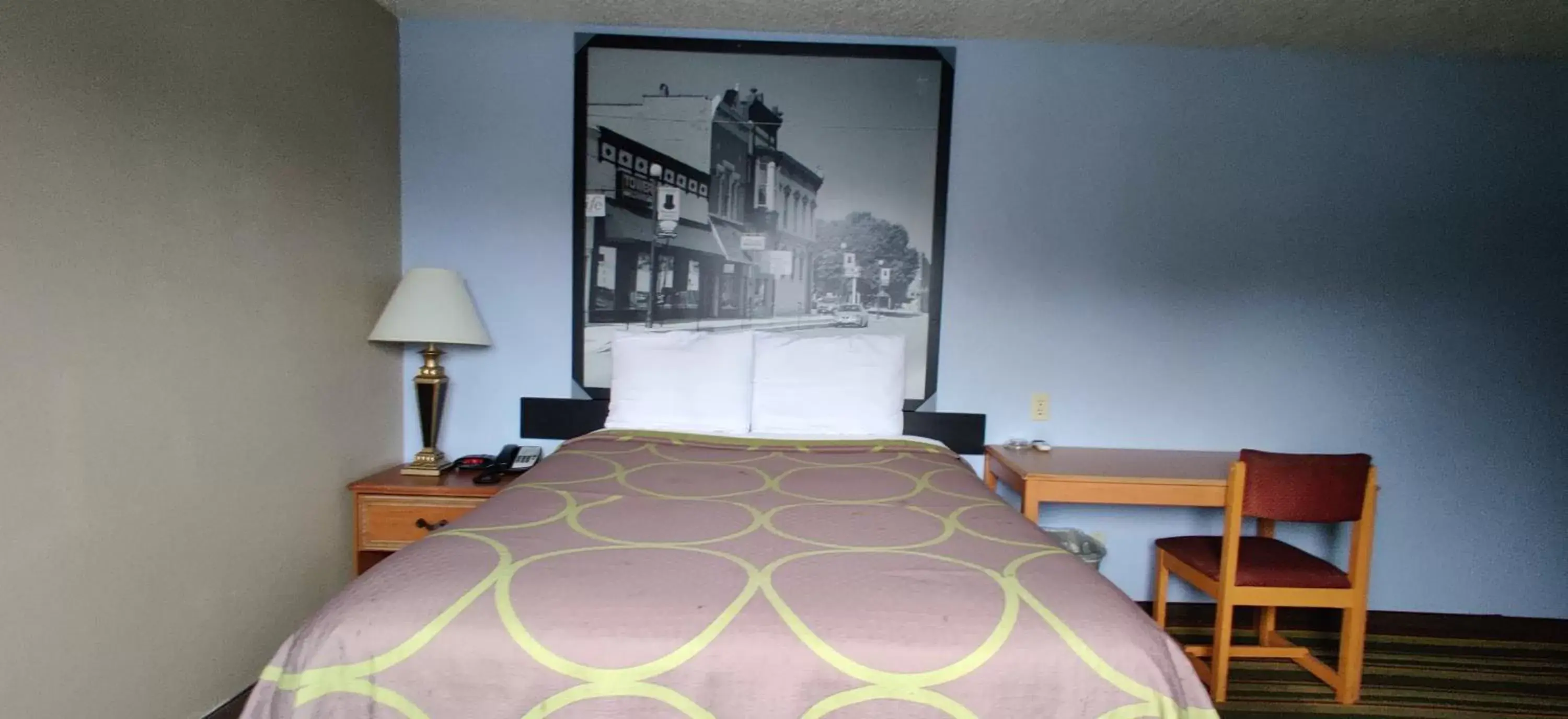 Queen Room - Smoking in Super 8 by Wyndham Champaign Queen Room - Smoking in Super 8 by Wyndham Champaign