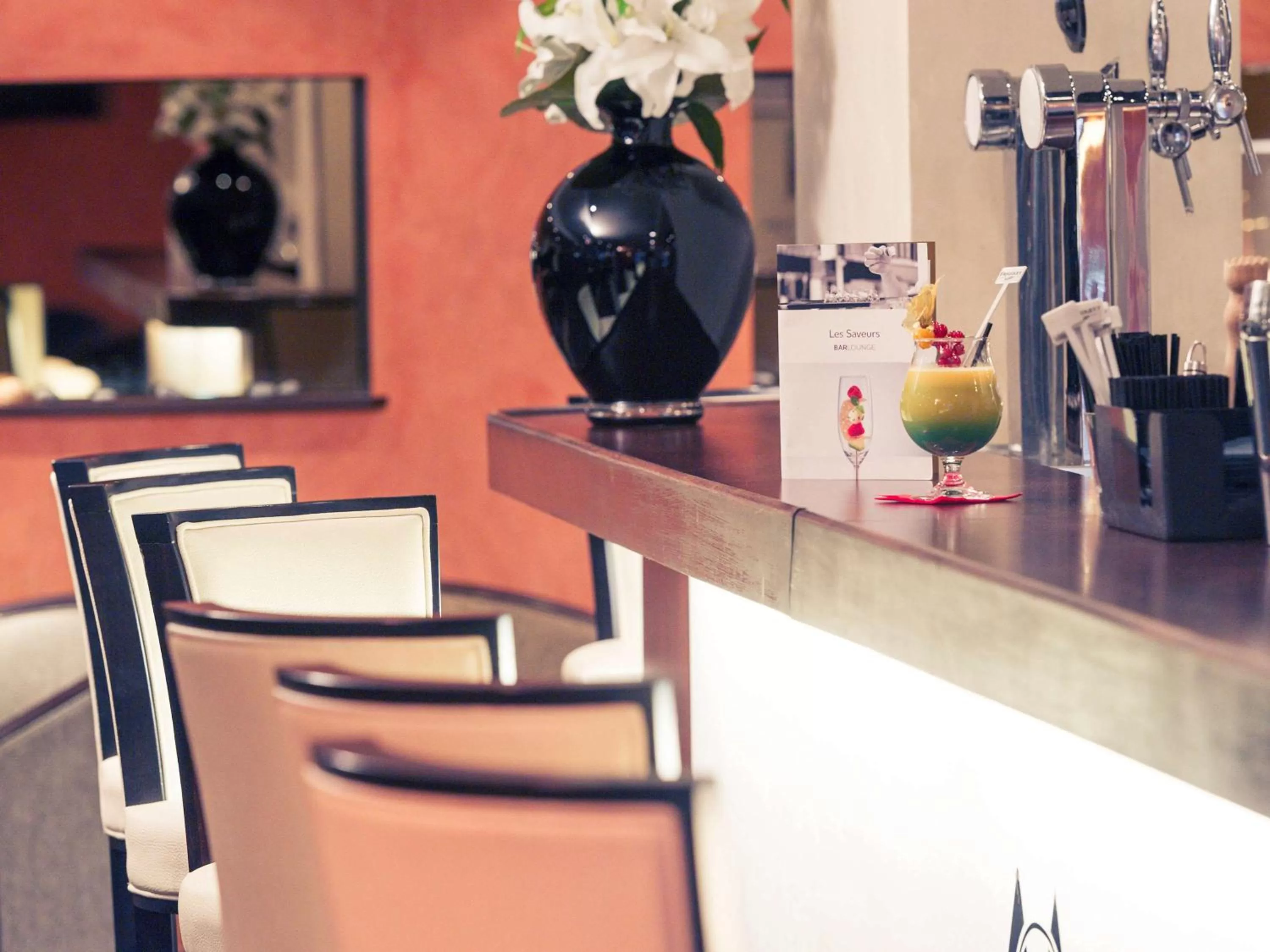 Lounge or bar in Mercure Maurepas Saint Quentin
