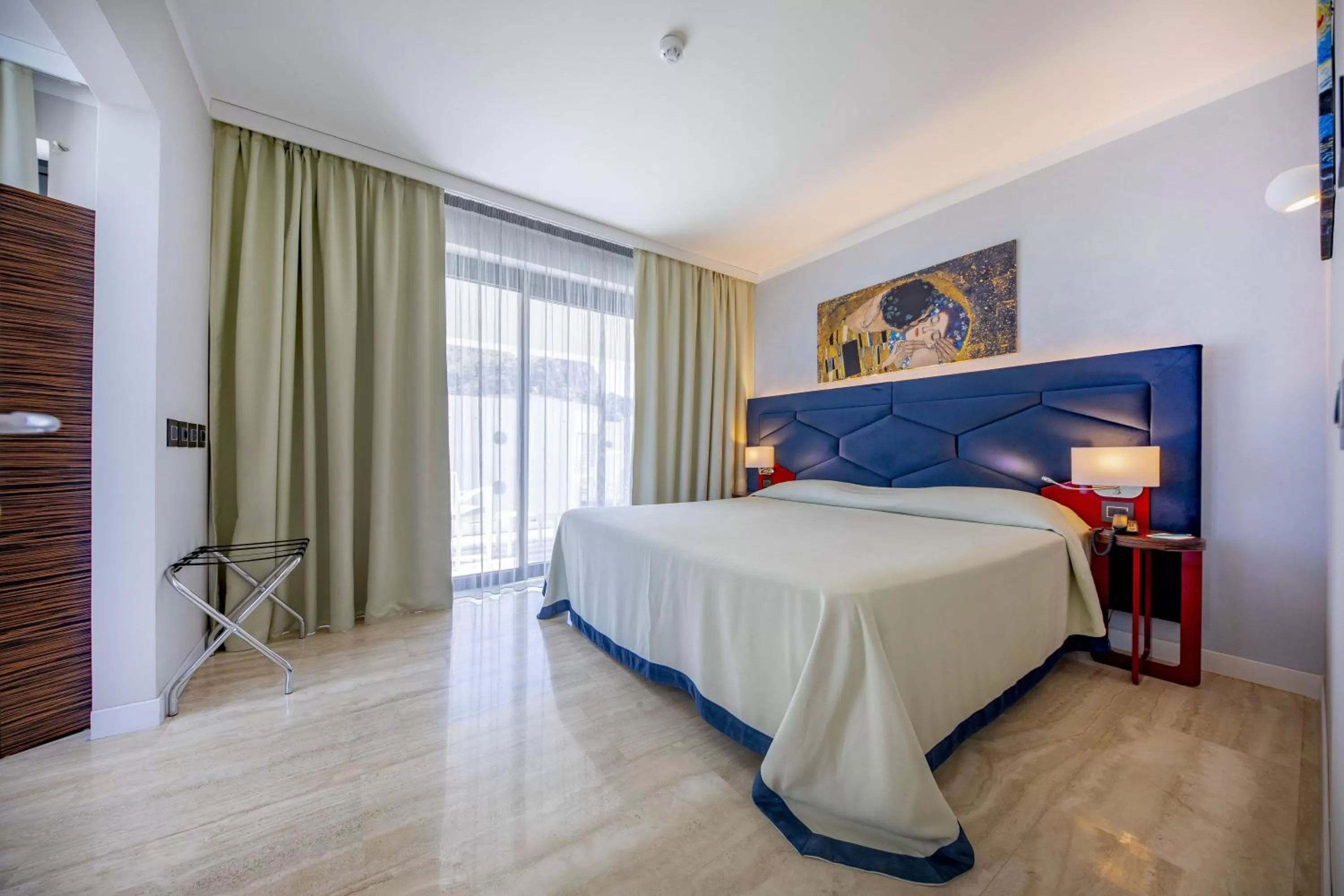 Bed in Victoria Palace Cefalù