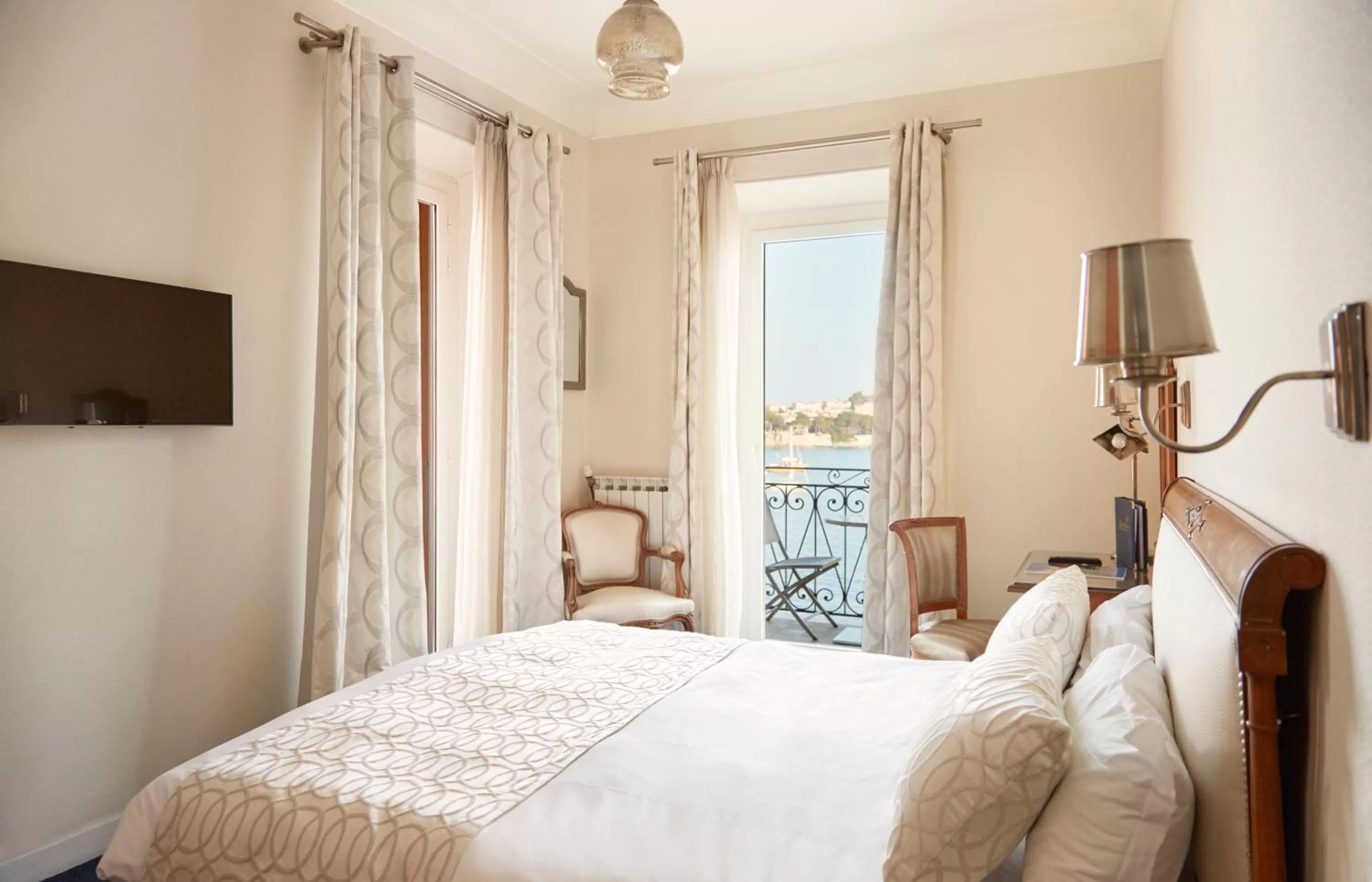 Photo of the whole room, Bed in Welcome Hotel