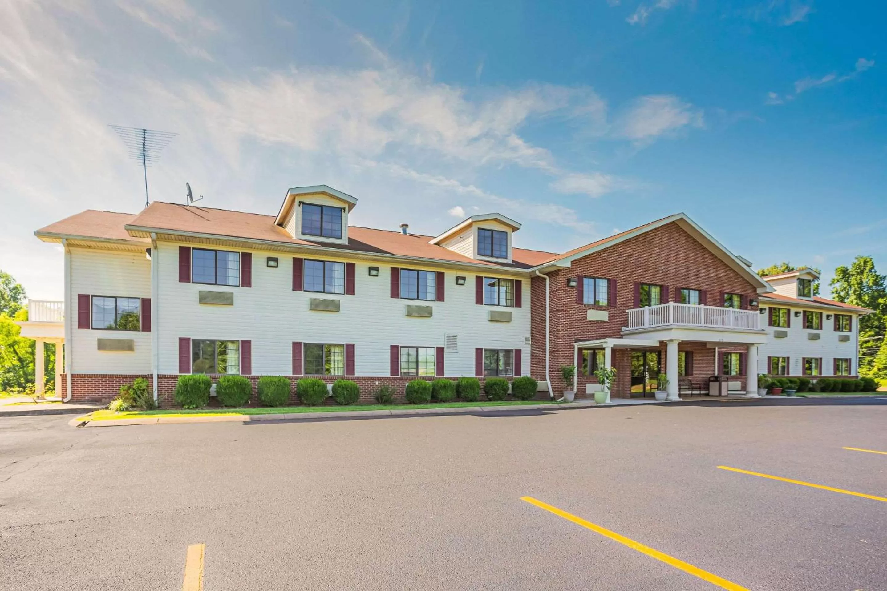 Property building in Econo Lodge Inn & Suites Ripley