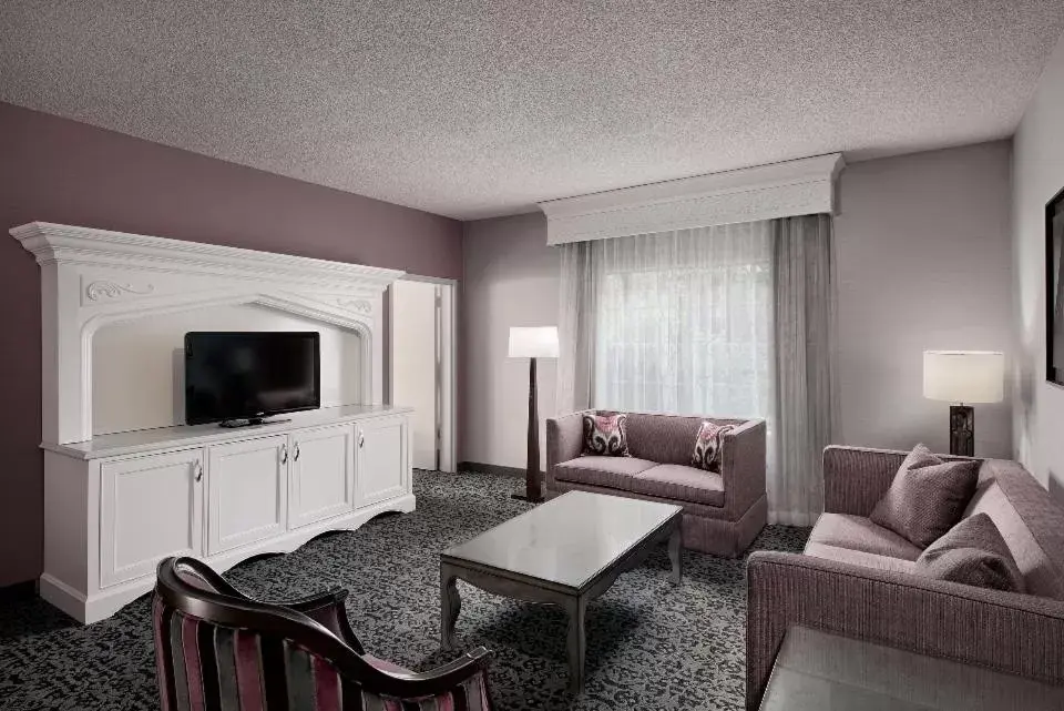 Premium One Bedroom Turret Suite in Anaheim Majestic Garden Hotel Premium One Bedroom Turret Suite in Anaheim Majestic Garden Hotel