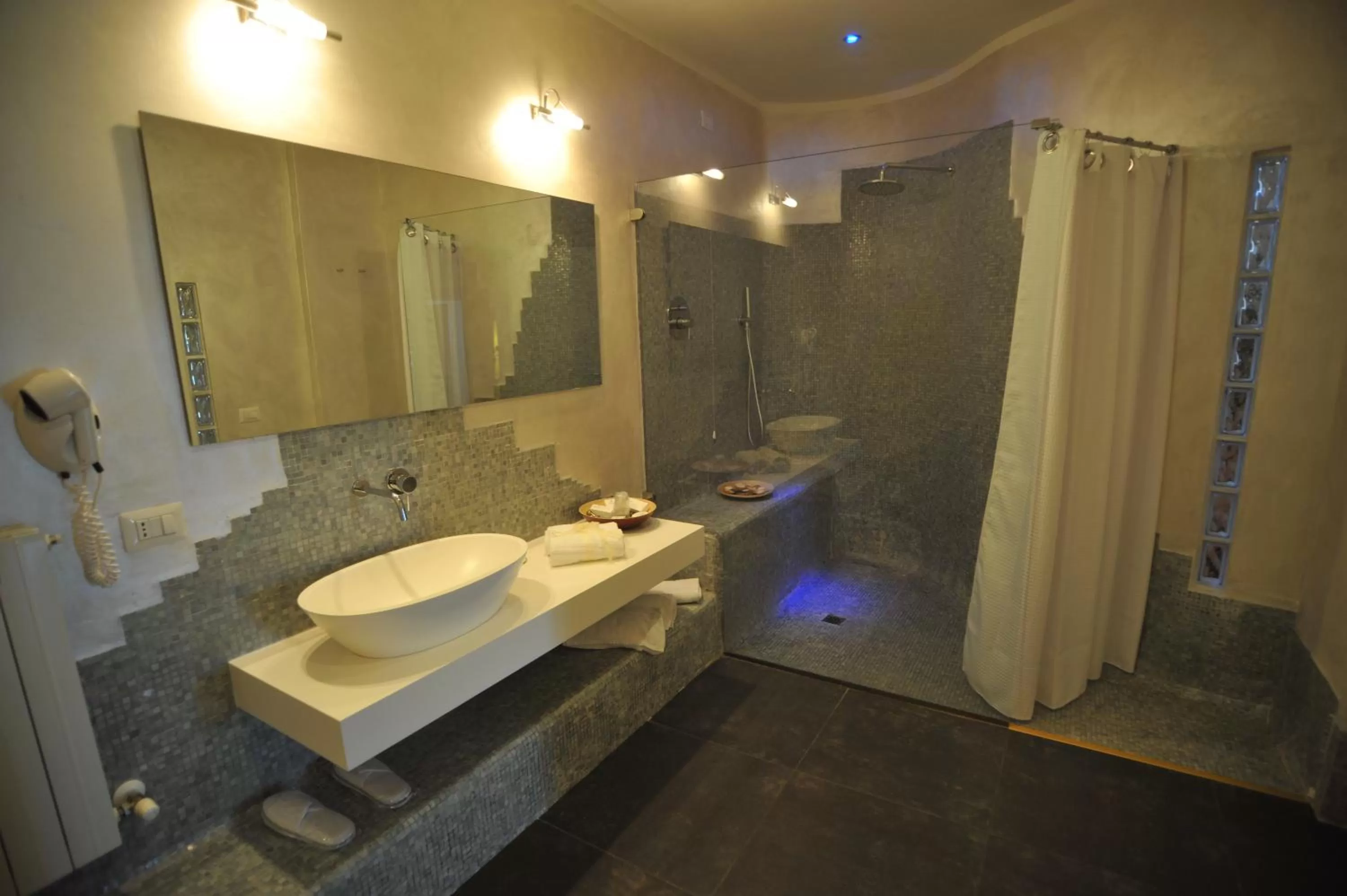 Shower in Hotel Astoria