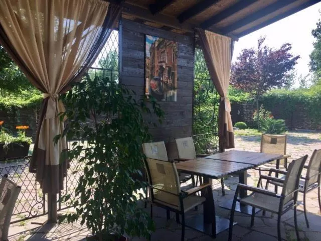 Restaurant/places to eat in Ermitazh Hotel Complex