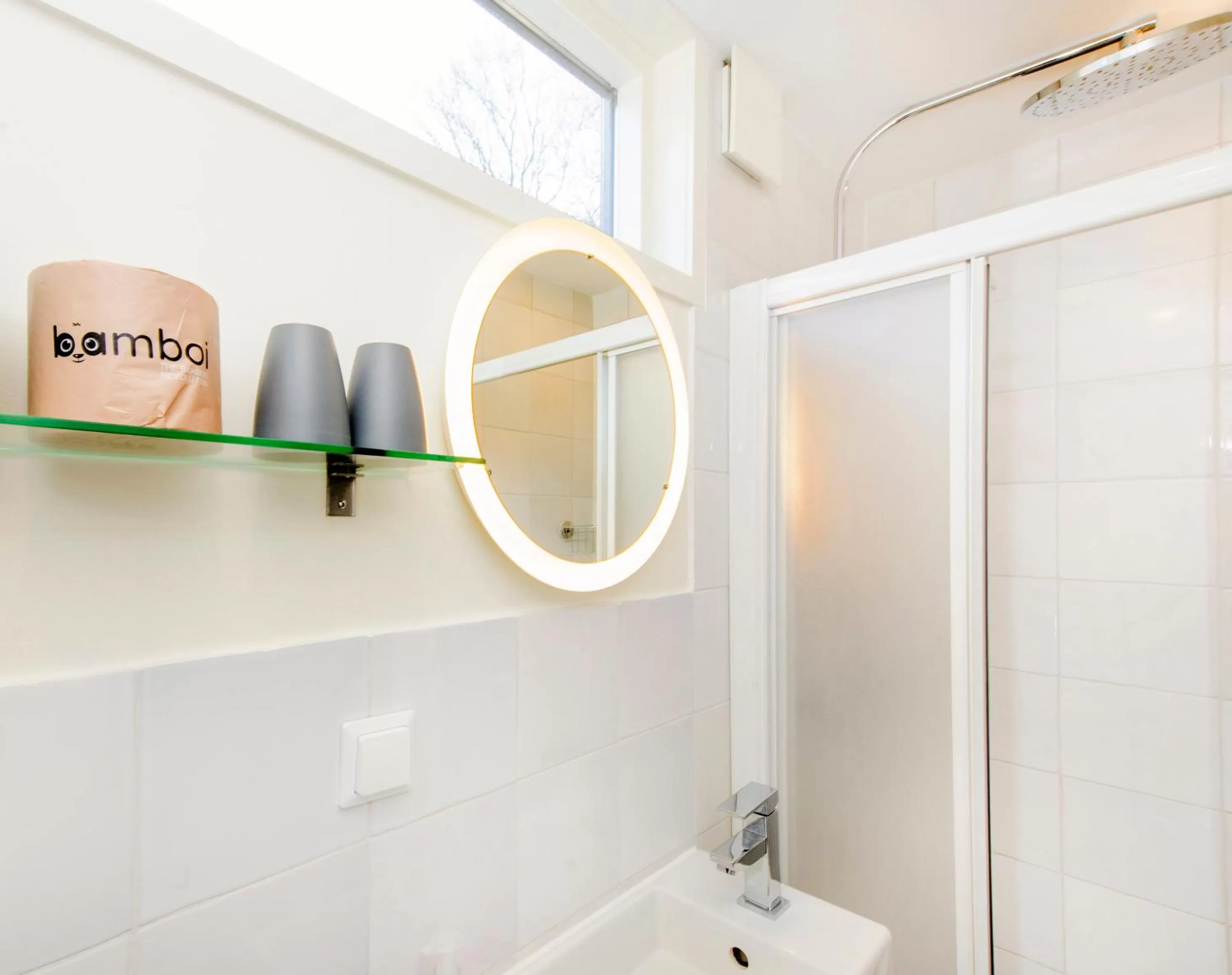 Shower in Houseboat studio with canalview and free bikes