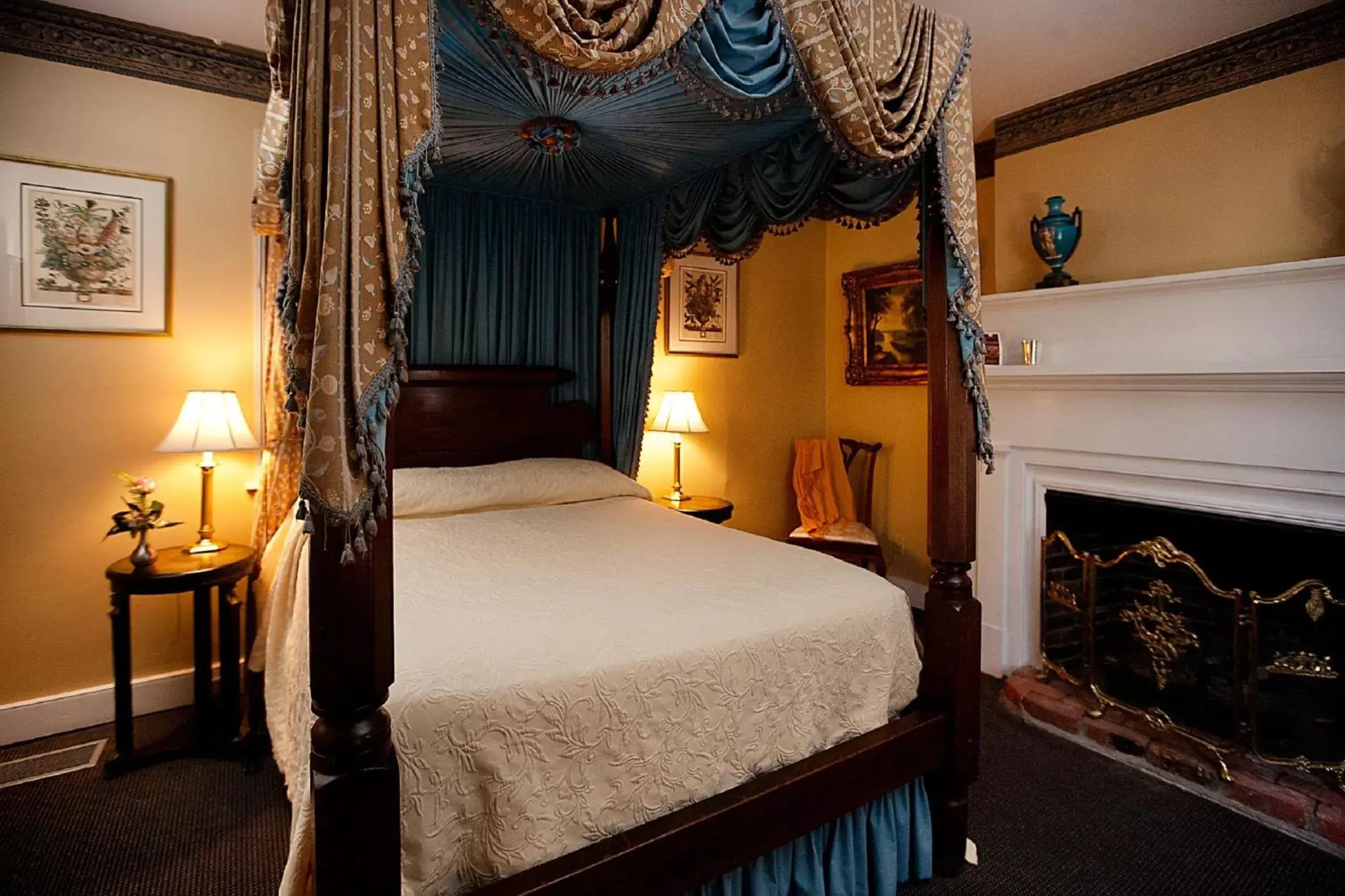 Deluxe Queen Room in Monmouth Historic Inn & Gardens Deluxe Queen Room in Monmouth Historic Inn & Gardens