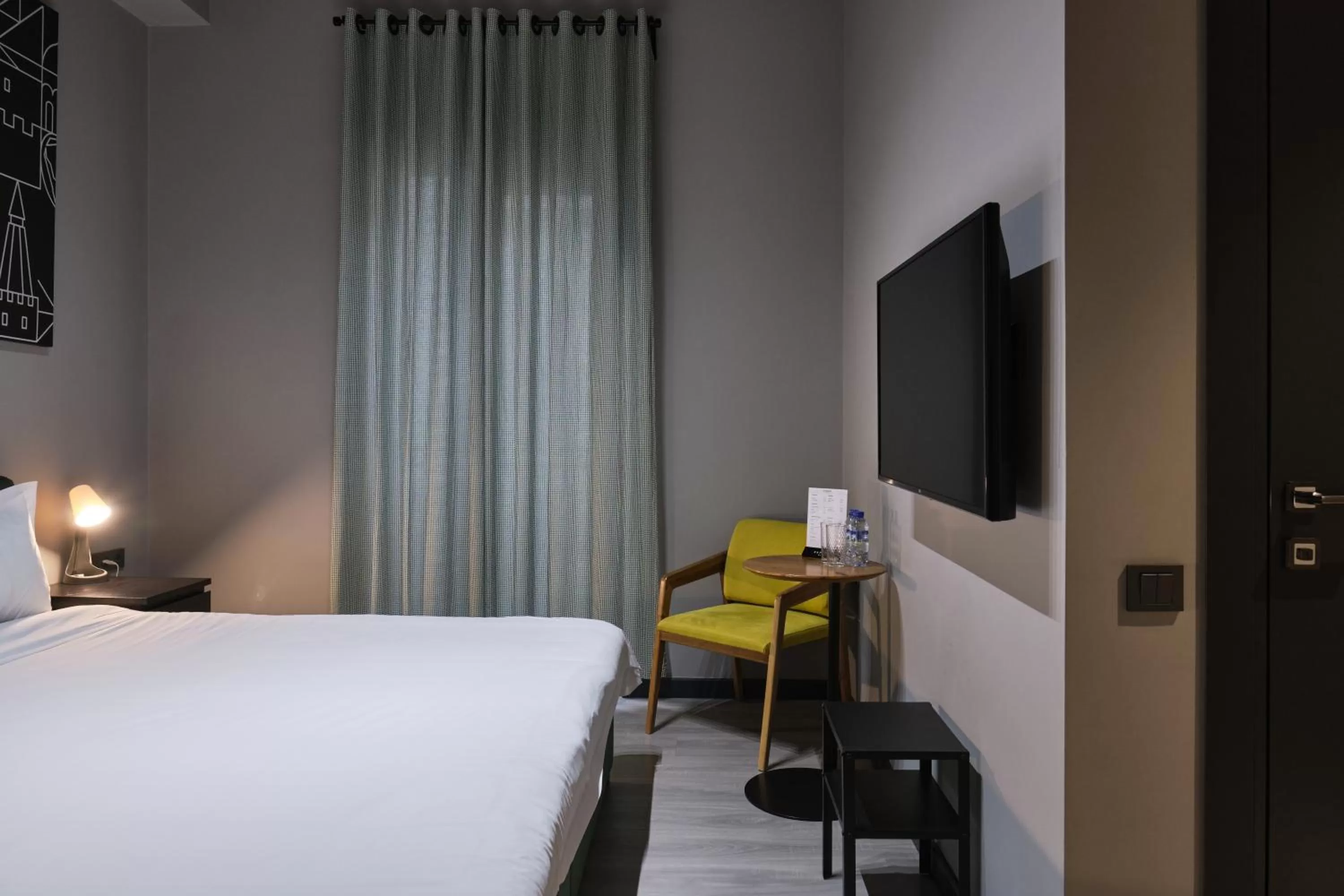 Photo of the whole room, TV/Entertainment Center in Sapiens Hotel