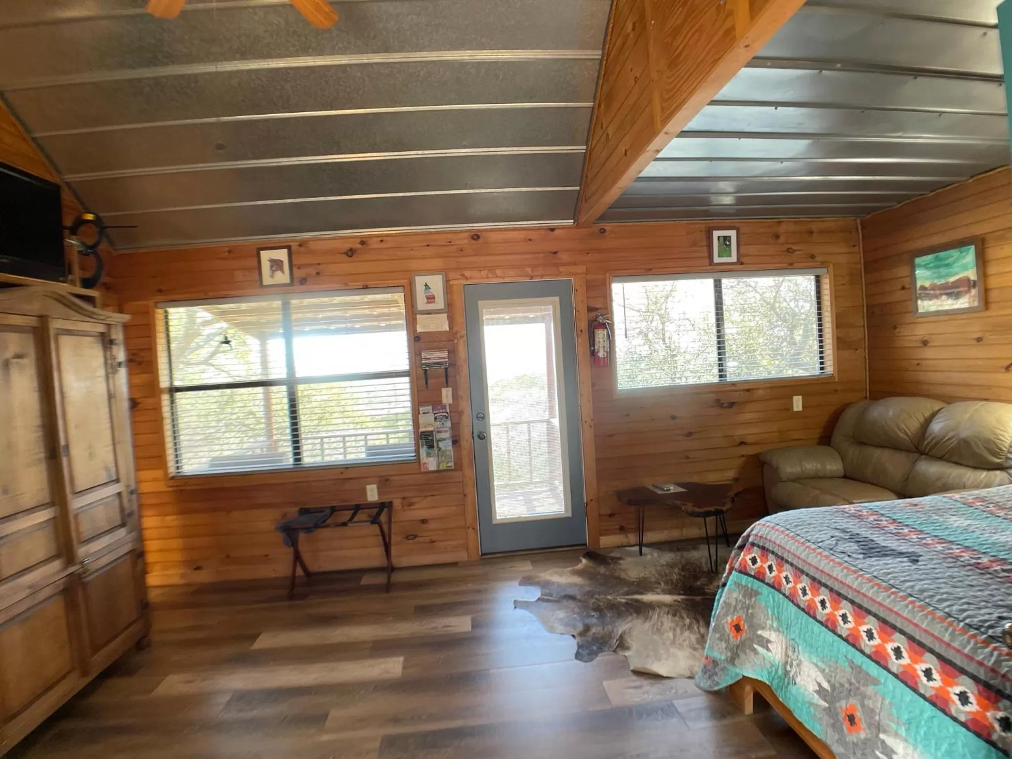 Living room, Bed in Walnut Canyon Cabins