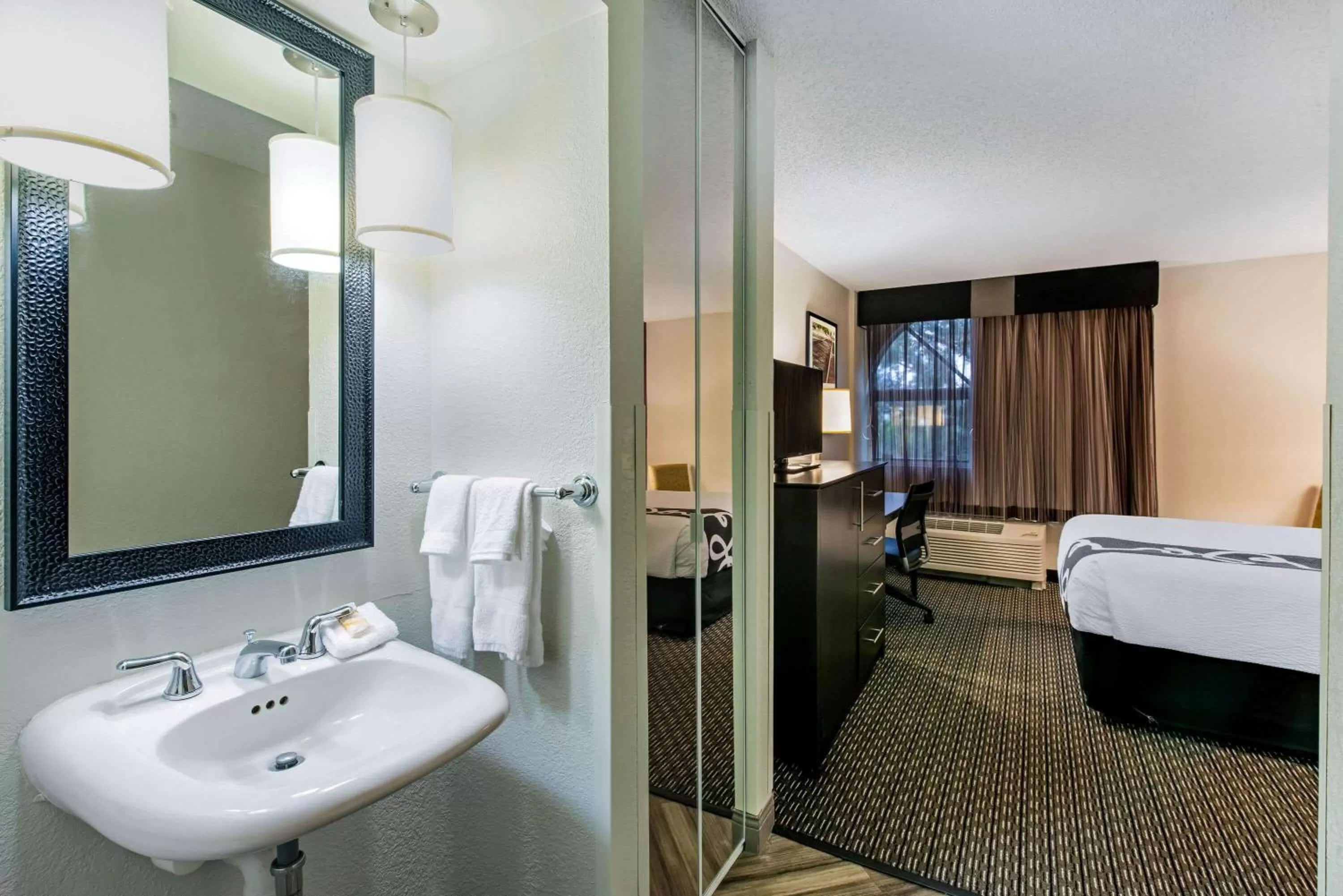 Bathroom, Bed in La Quinta by Wyndham Fort Lauderdale Tamarac