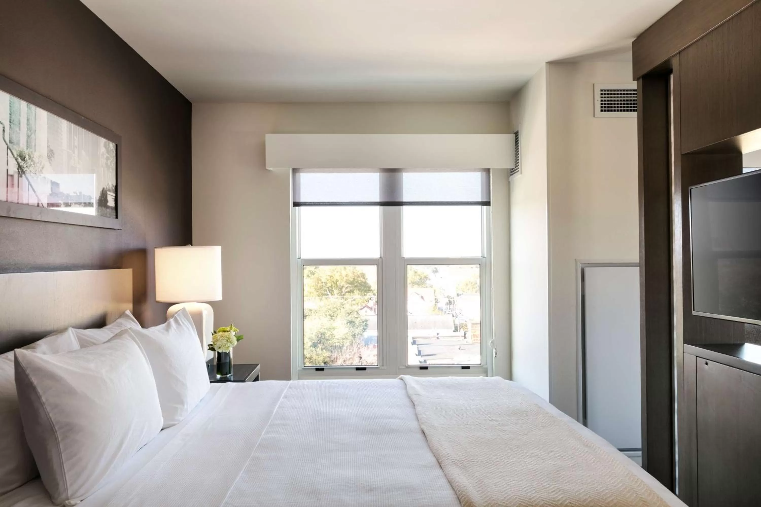 Photo of the whole room, Bed in Hyatt House Charleston - Historic District